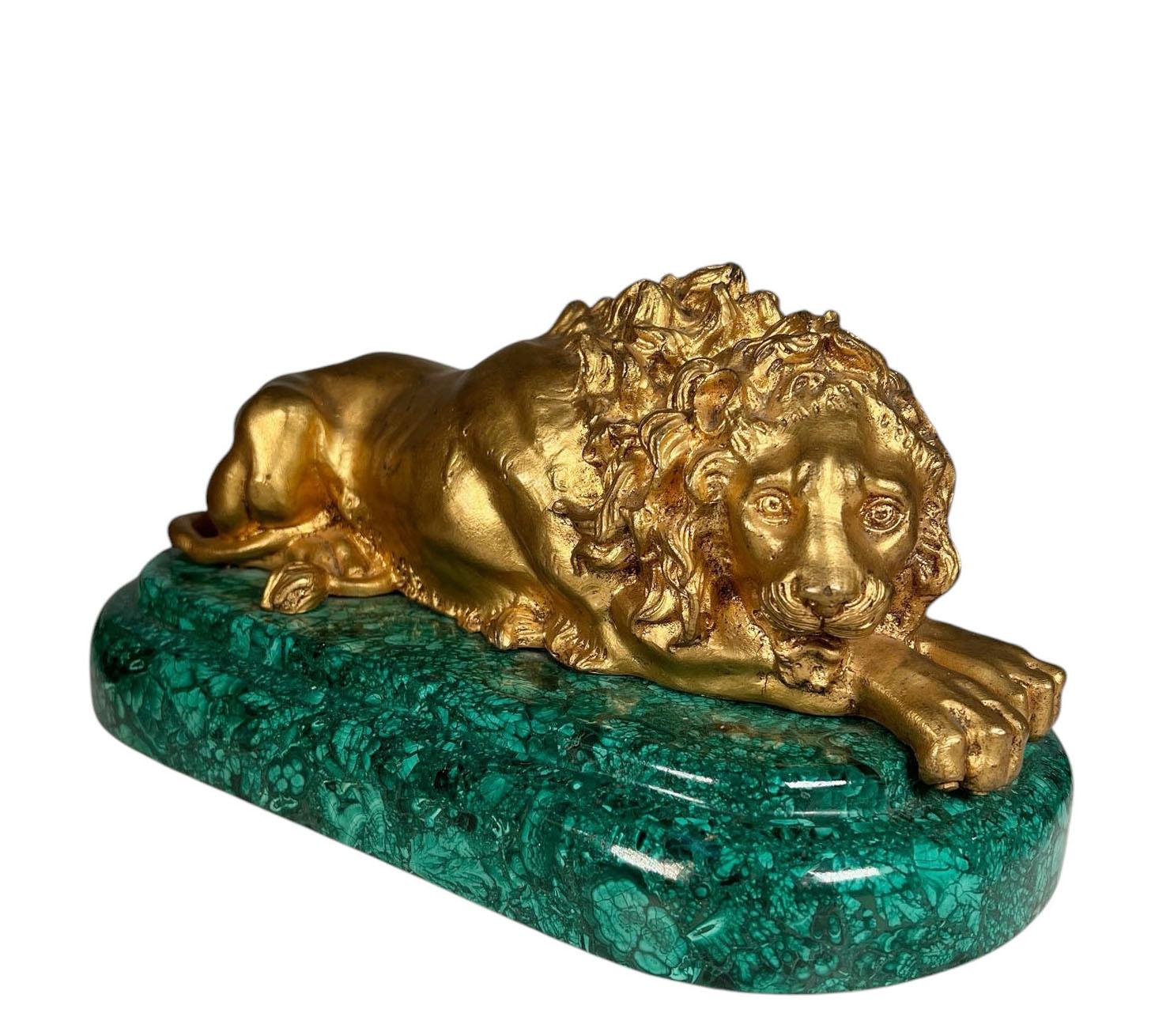 Leone in bronzo dorato su malachite In condizioni buone in vendita a Dallas, TX
