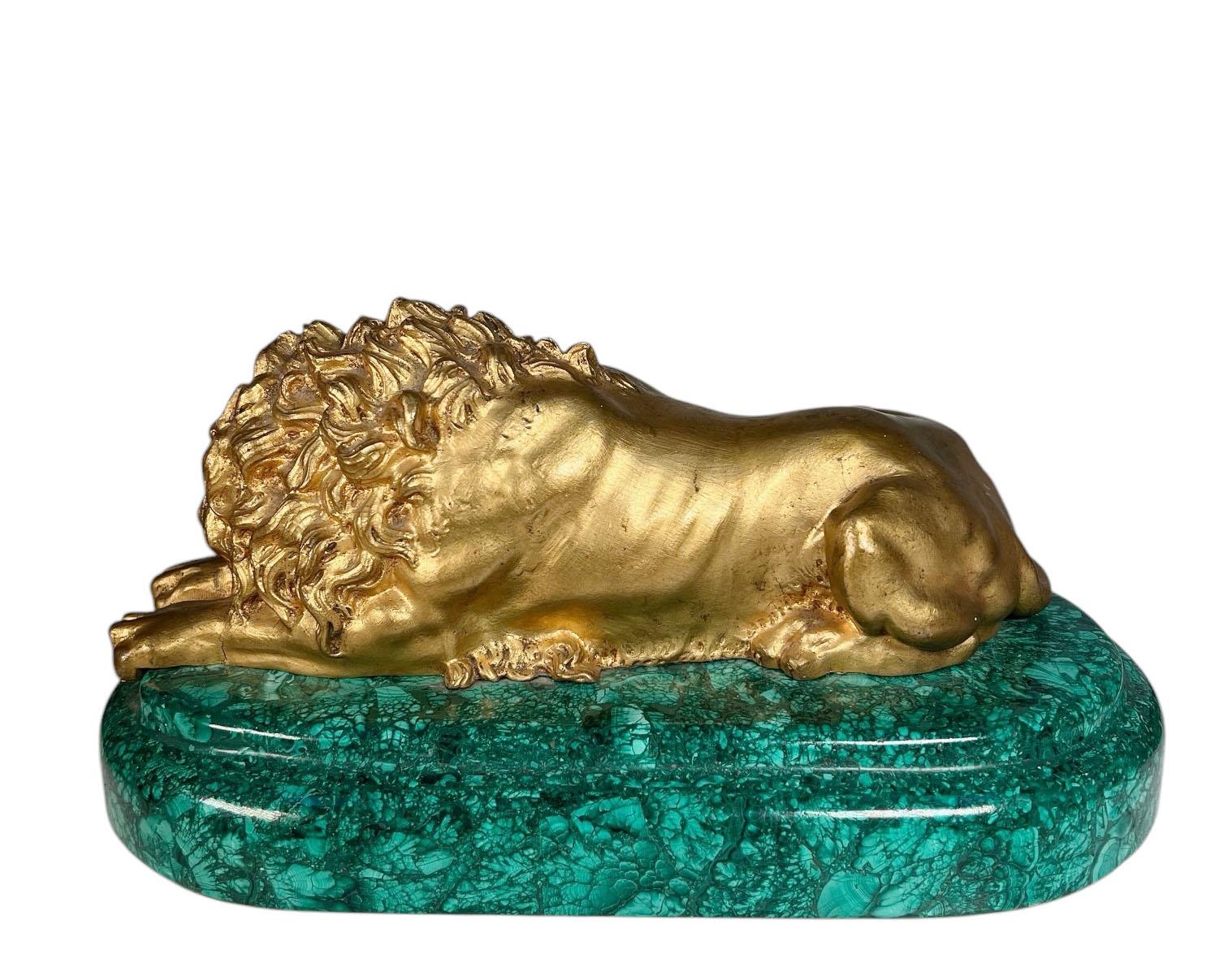 Fine XIX secolo Leone in bronzo dorato su malachite in vendita