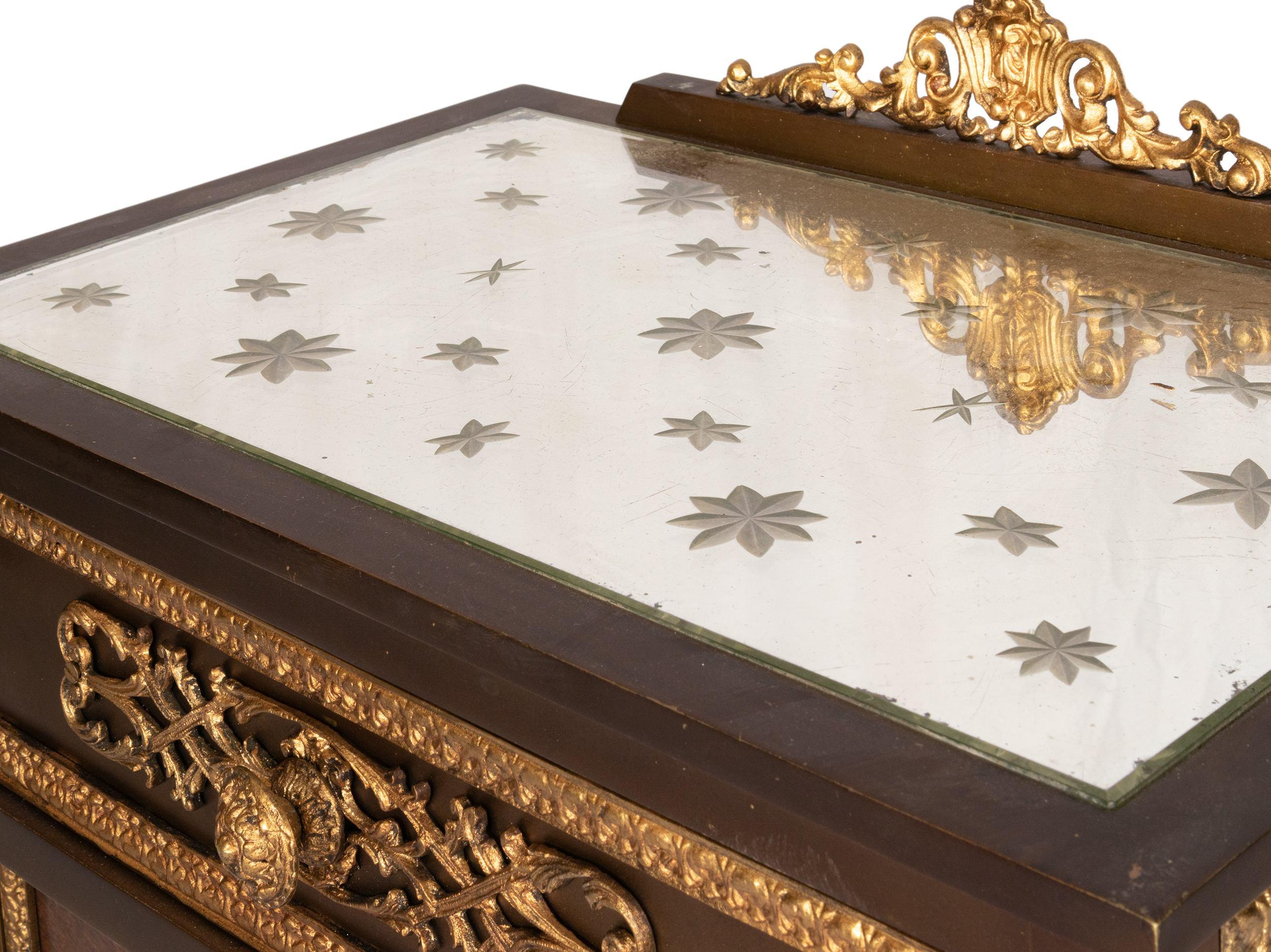 Ein Satz von drei Nachttischen mit verspiegelter Platte mit verkrusteten Sternen, vergoldeter Bronze und Palisanderparkett, alle drei mit den gleichen Abmessungen in einem Twist zwischen Mitte des Jahrhunderts und Louis XV Stil.