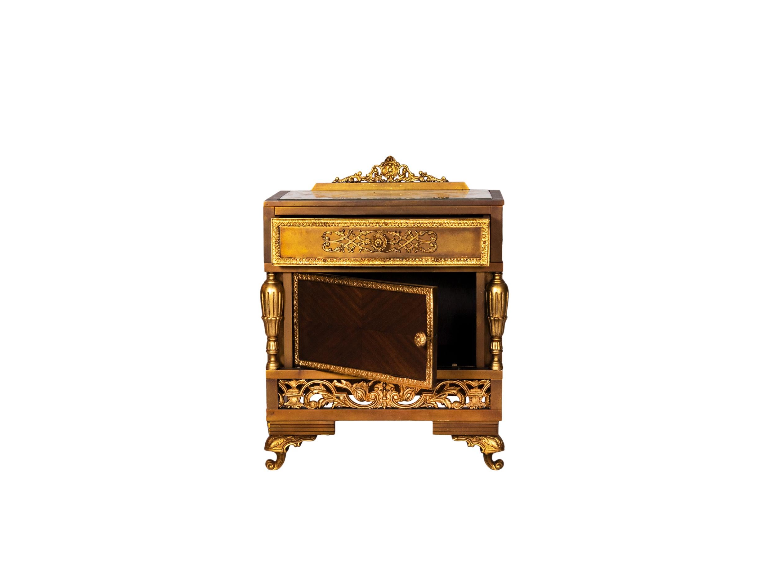 Vergoldete Bronze-Nachttische im Louis-XV-Stil, 20. Jahrhundert im Angebot 1