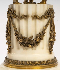 Cheminée en bronze doré:: socle en marbre blanc