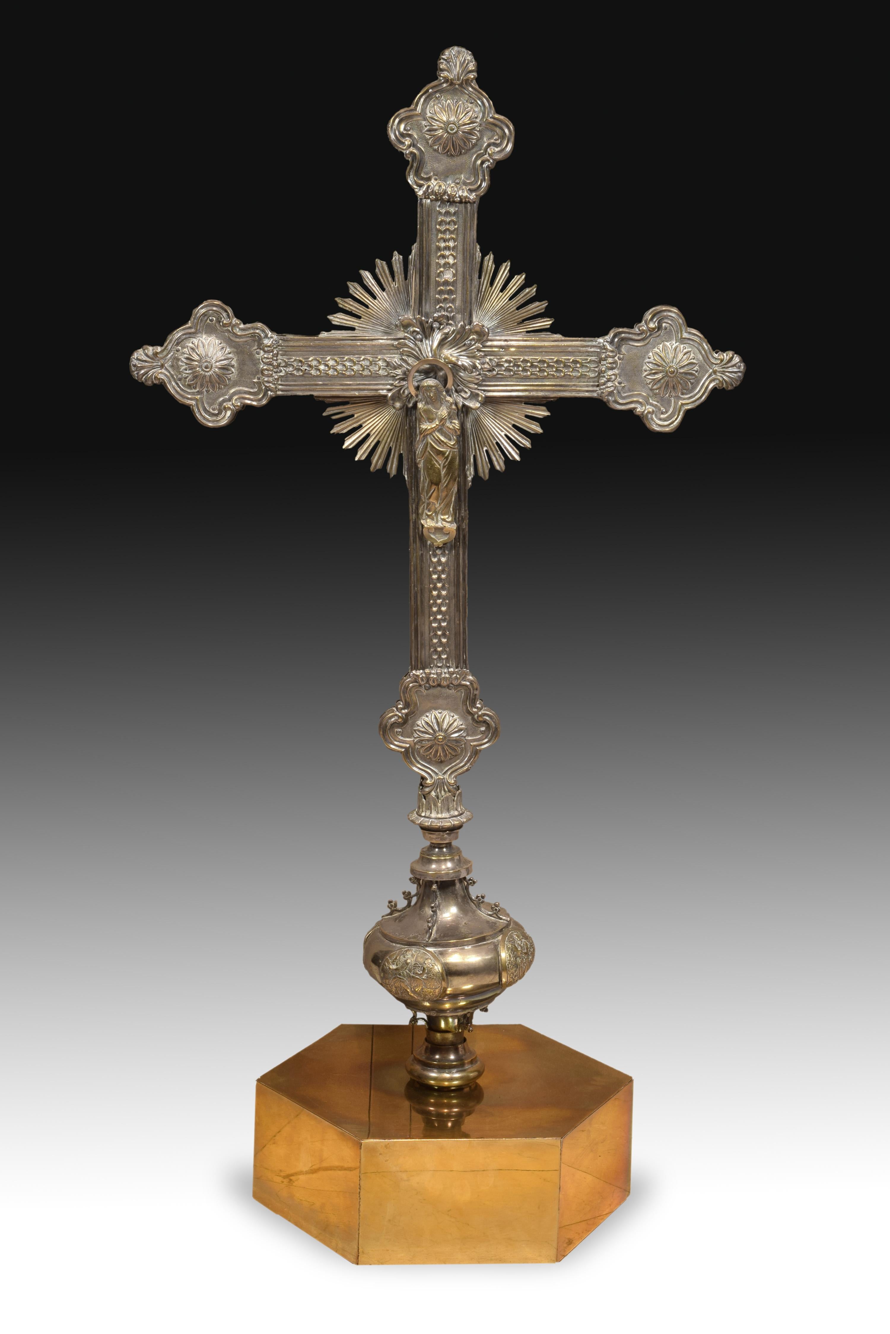 End of processional cross. Ormolu, 20th century.
 Latin cross with straight arms with decoration of tongues between moldings on both fronts, rays at the intersection of the arms, and polylobed finishes recalling the flordellisations decorated with