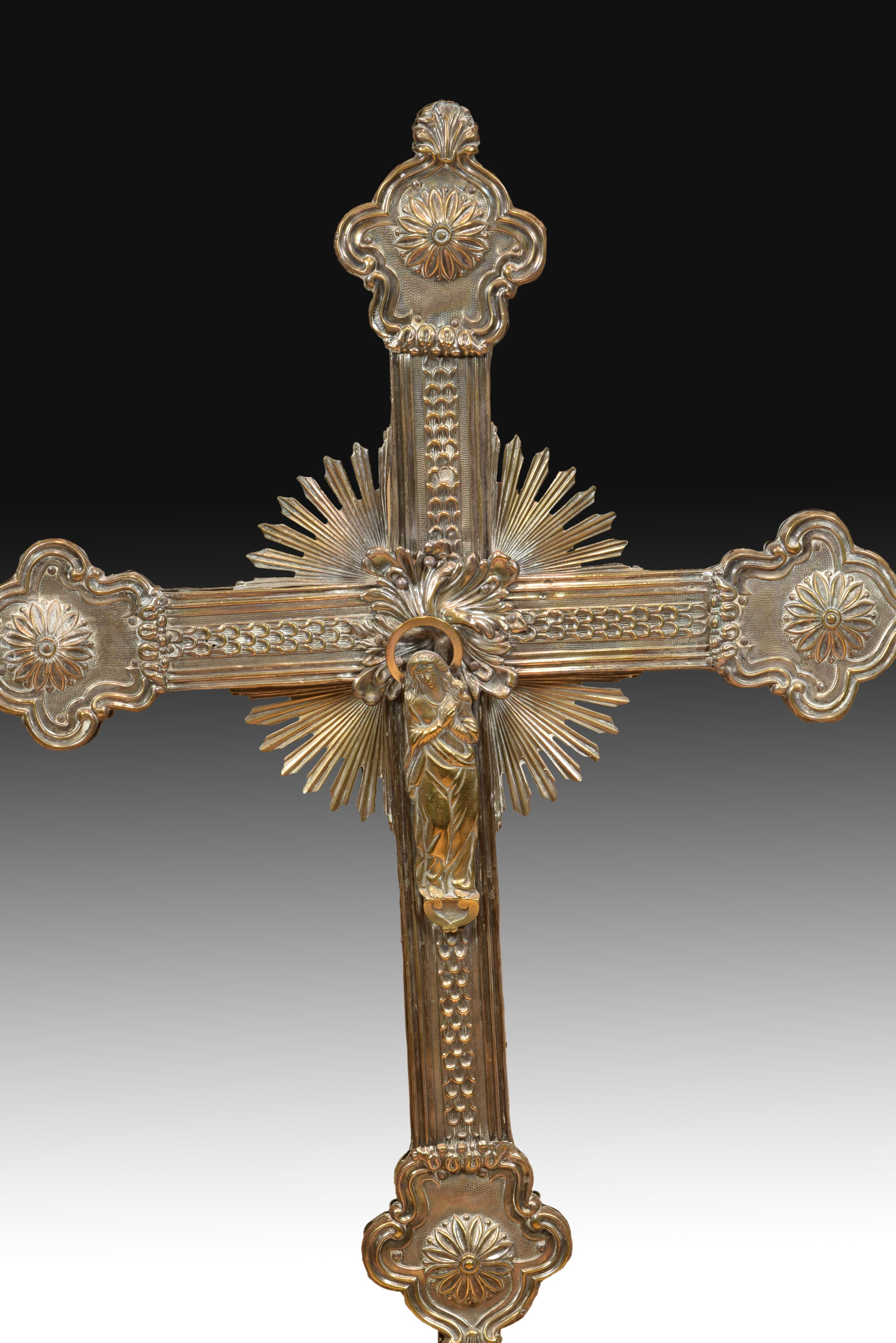 Top croix de procession en bronze doré, 20e siècle, d'après des modèles antérieurs État moyen - En vente à Madrid, ES