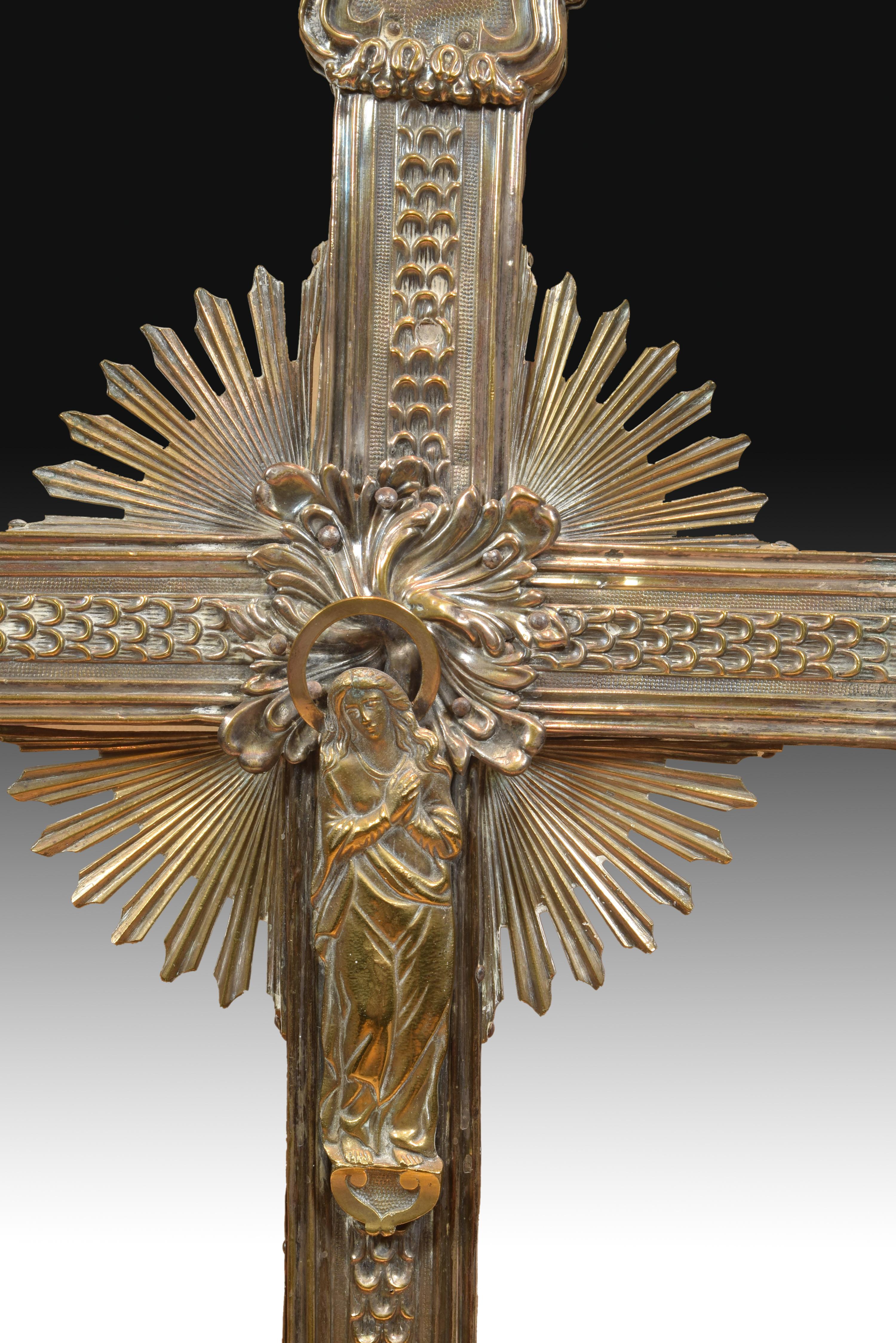 Gilded Bronze Processional Cross Top, 20th Century, after Earlier Models In Fair Condition For Sale In Madrid, ES