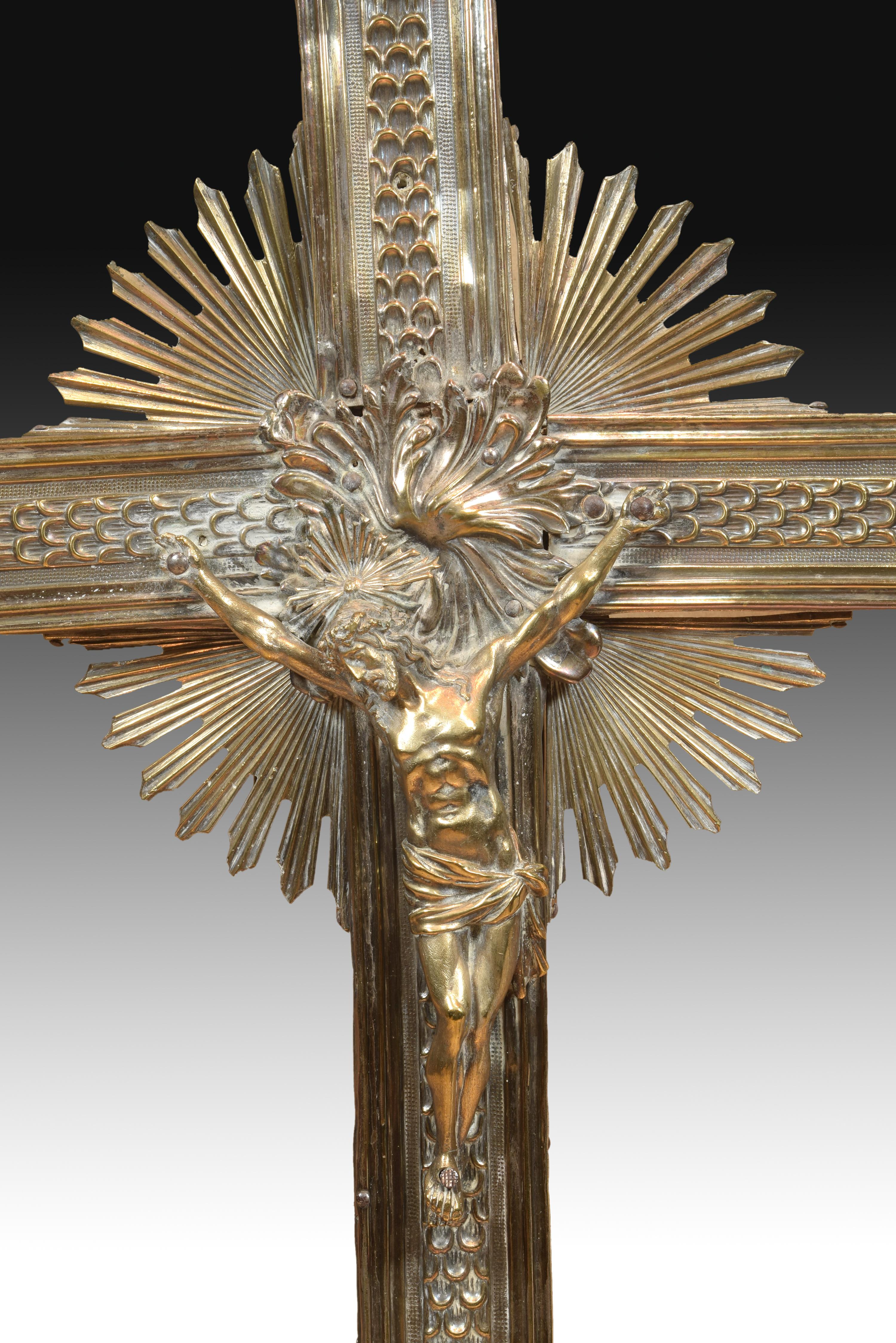 Top croix de procession en bronze doré, 20e siècle, d'après des modèles antérieurs en vente 2