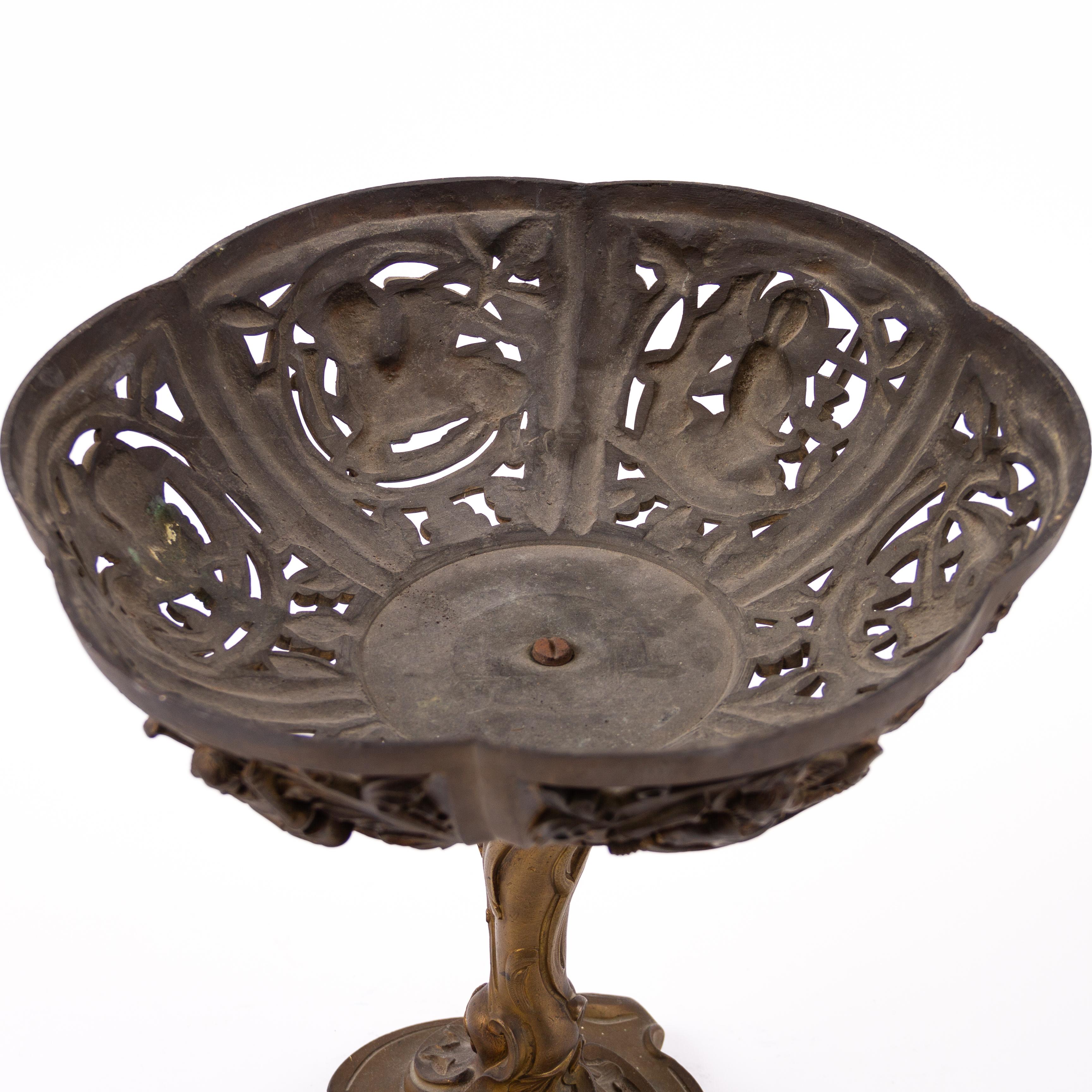 Les Saints Tazza religieux en bronze doré 19ème siècle en vente 4
