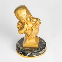 Bronzeskulptur mit Goldanstrich, die ein kleines Kind darstellt, von Juan Clara.