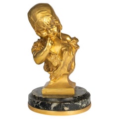Bronzeskulptur mit Goldanstrich, die ein kleines Kind darstellt, von Juan Clara.