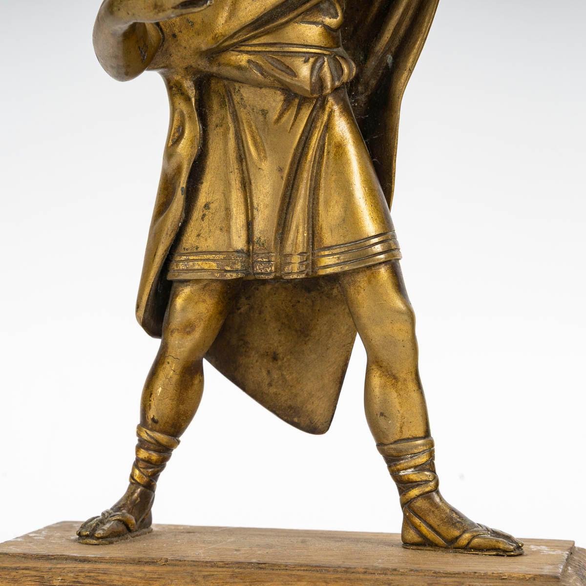 Francese Scultura in bronzo dorato di un romano, XX secolo, stile greco-romano. in vendita
