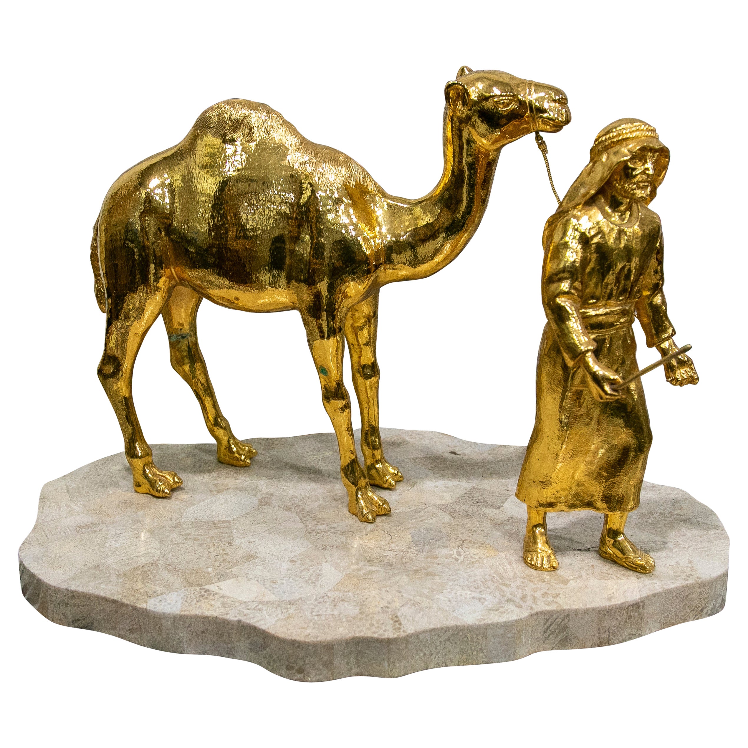 Escultura de bronce dorado con base de mármol de un hombre árabe con un caballo en venta