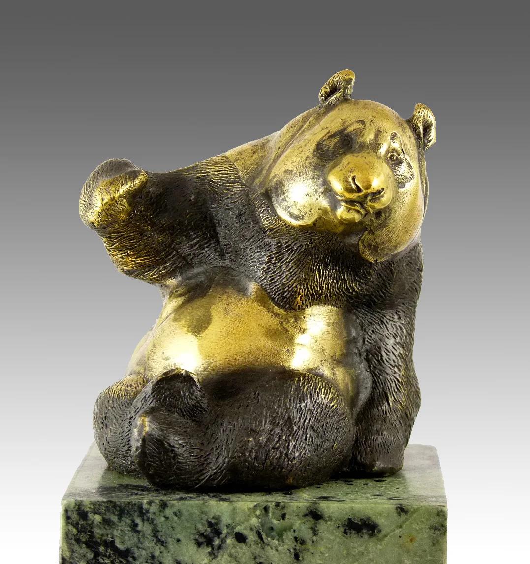 Vergoldete Bronzeplastik mit Patina, die einen Panda darstellt, 20. Jahrhundert.

Skulptur eines sitzenden Pandas aus vergoldeter Bronze und Patina, Marmorsockel, 20. Jahrhundert.  

H: 21cm, B: 8cm, T: 9cm