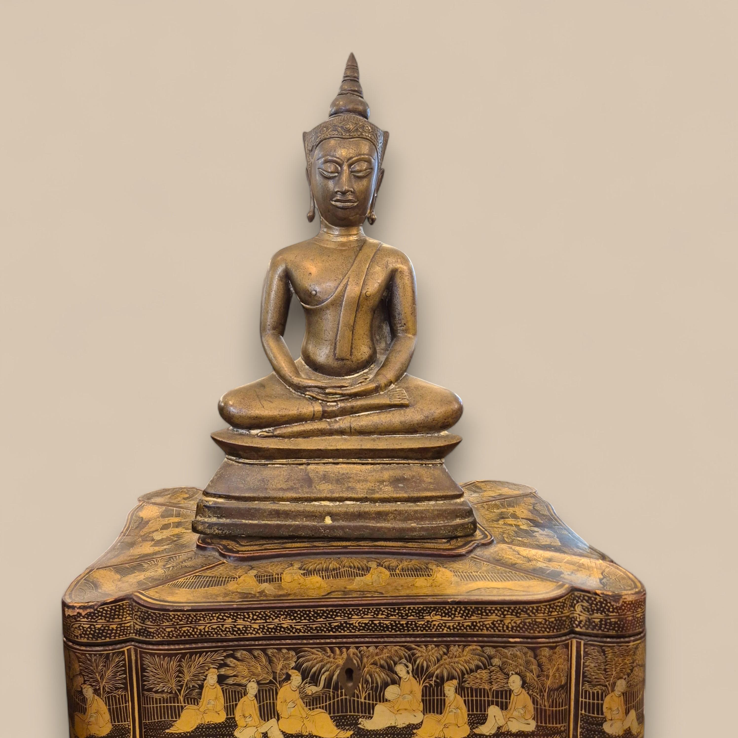 Ce Bouddha assis, représenté dans la posture méditative du Dhyani mudra, provient du Royaume d'Ayutthaya en Thaïlande et date du 19ème siècle.

La pièce présente une belle patine vieillie, ainsi qu'un remarquable raffinement dans son exécution et