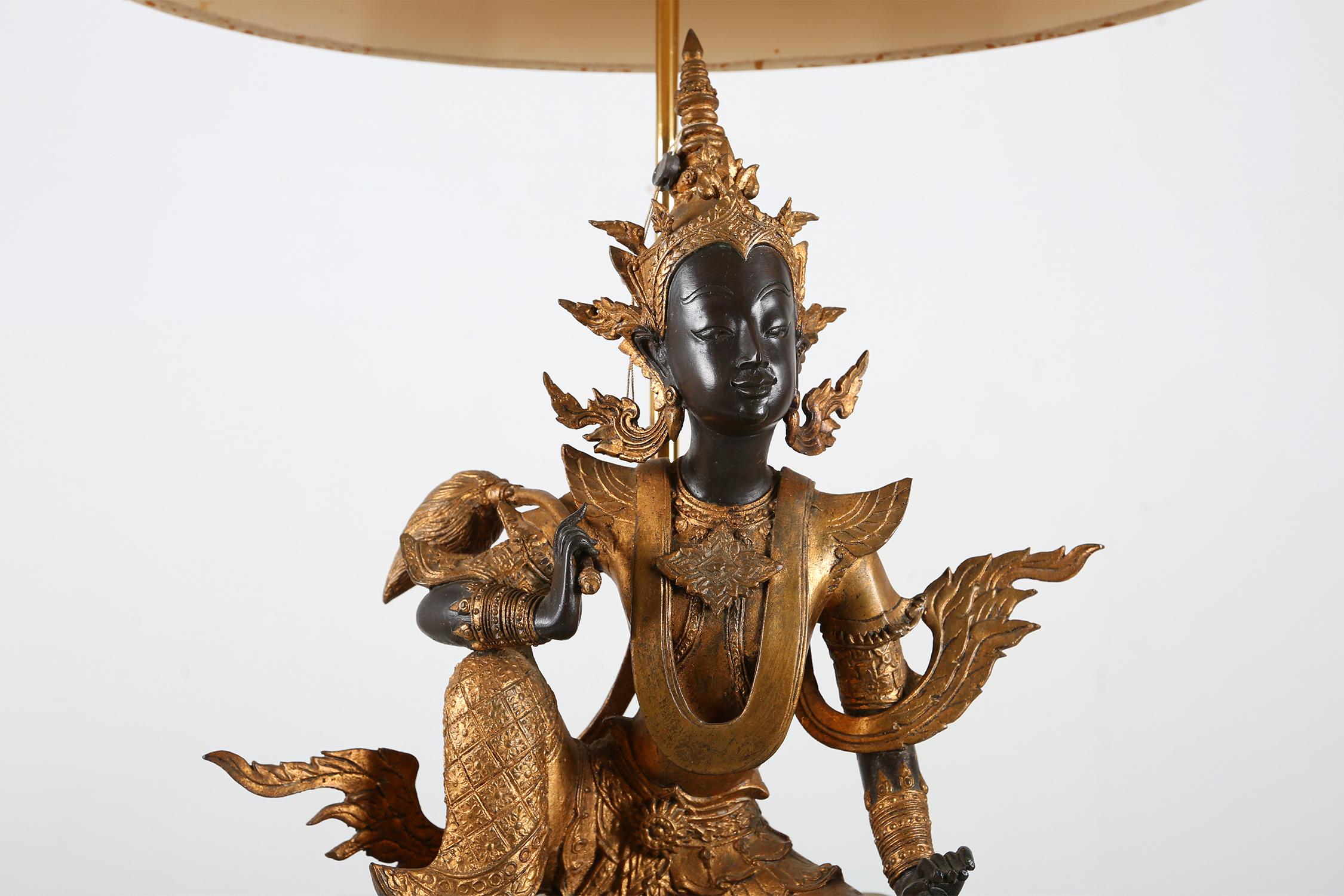 Lampe de table Bouddha assis en bronze doré en vente 3