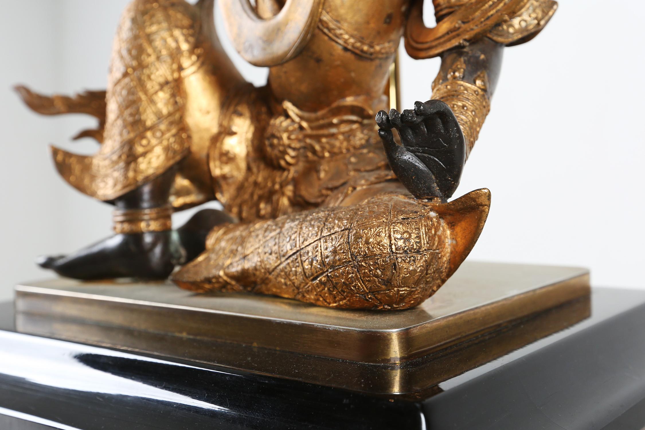 Lampe de table Bouddha assis en bronze doré en vente 6