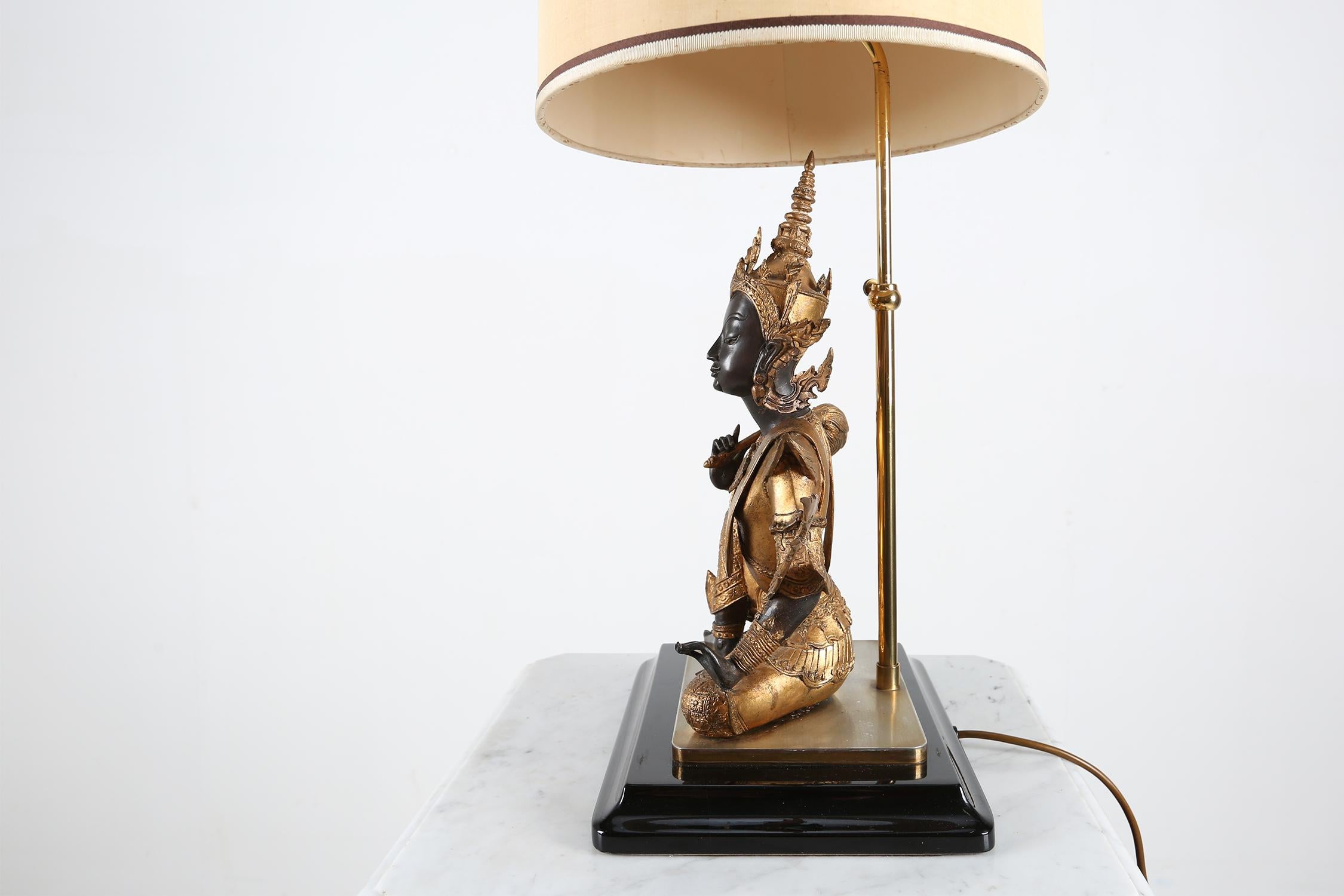 Lampe de table Bouddha assis en bronze doré en vente 7