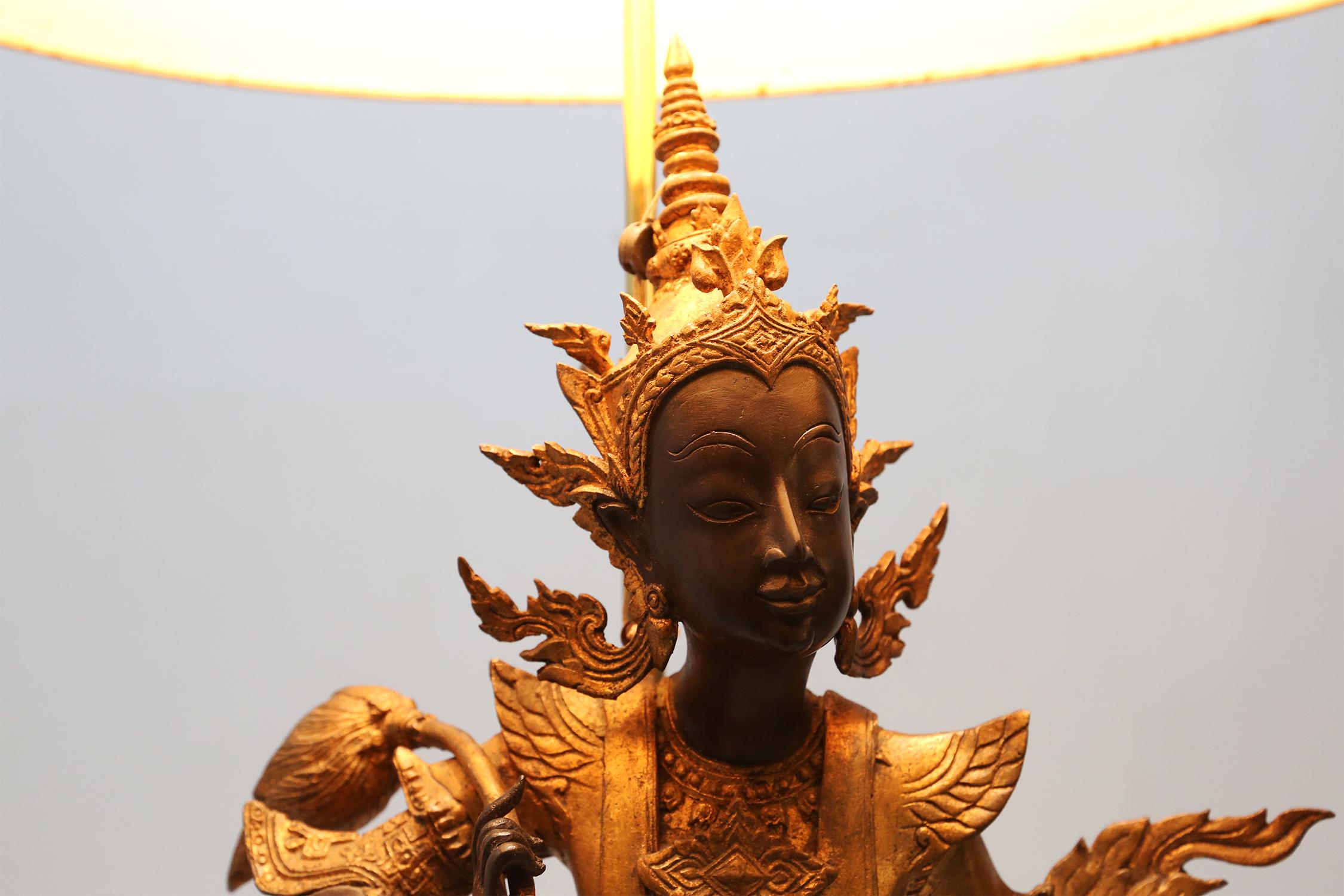 Français Lampe de table Bouddha assis en bronze doré en vente