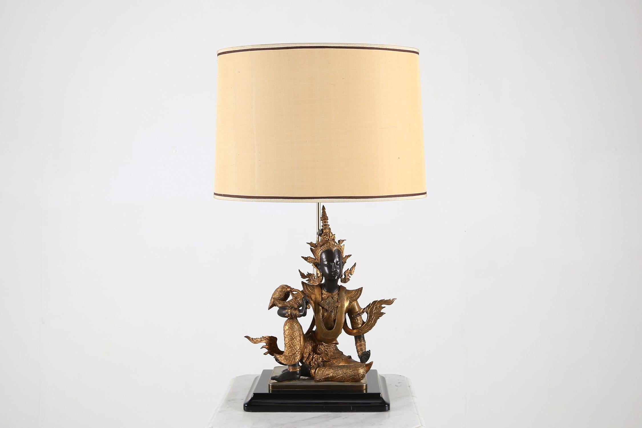 Lampe de table Bouddha assis en bronze doré en vente 1