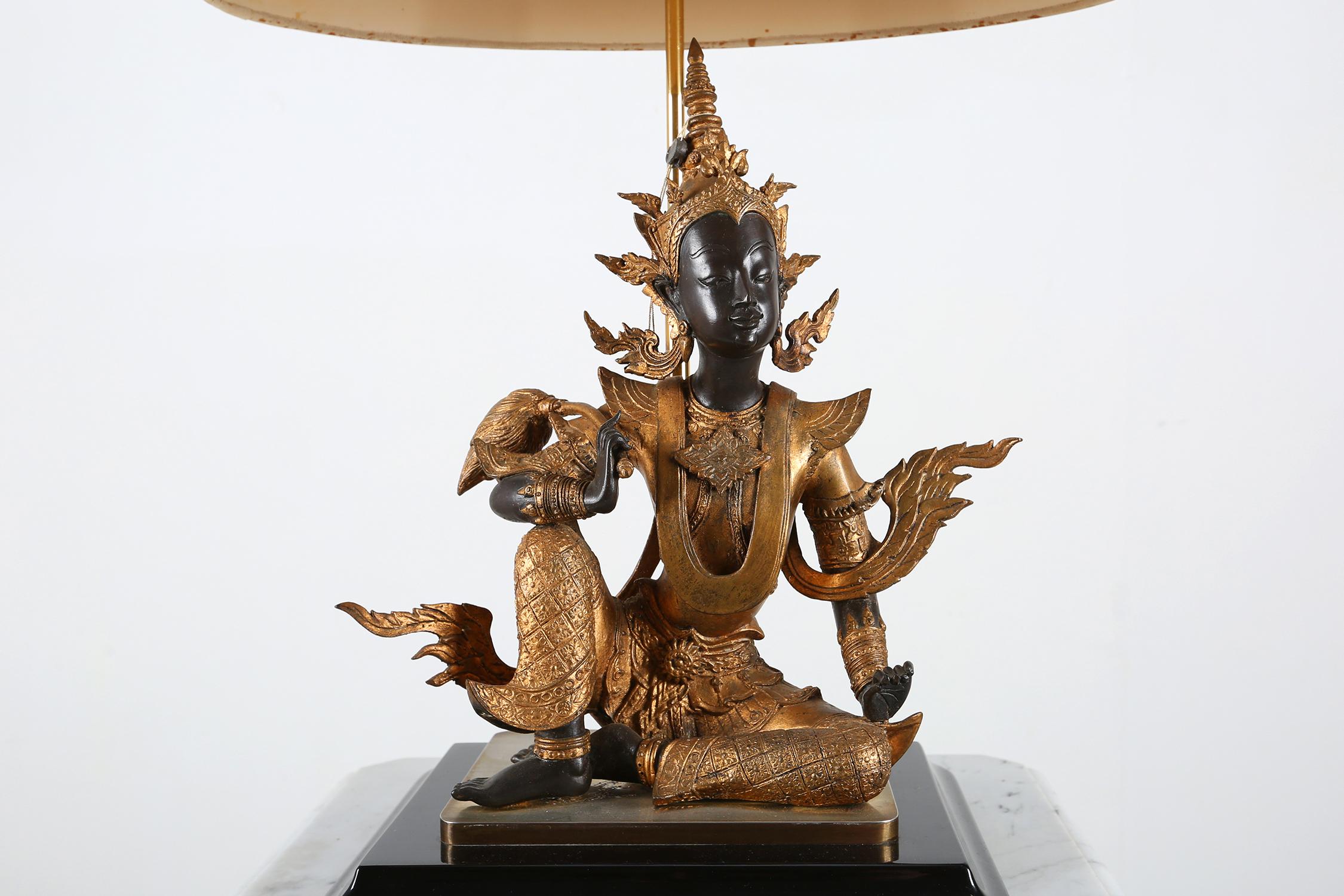 Lampe de table Bouddha assis en bronze doré en vente 2