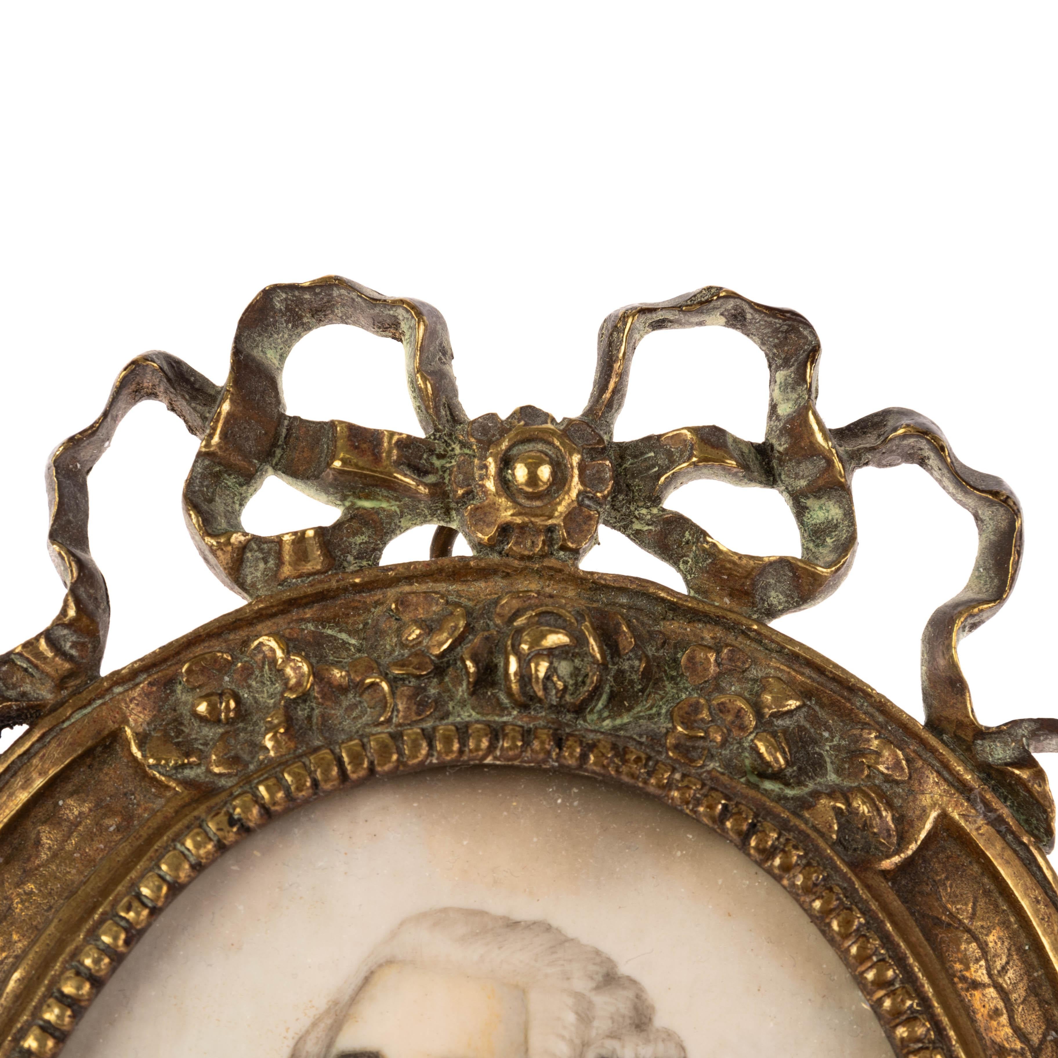 Retrato en miniatura francés firmado en bronce dorado del rey Luis XVI (1754-1793) en Bueno estado para la venta en Nottingham, GB