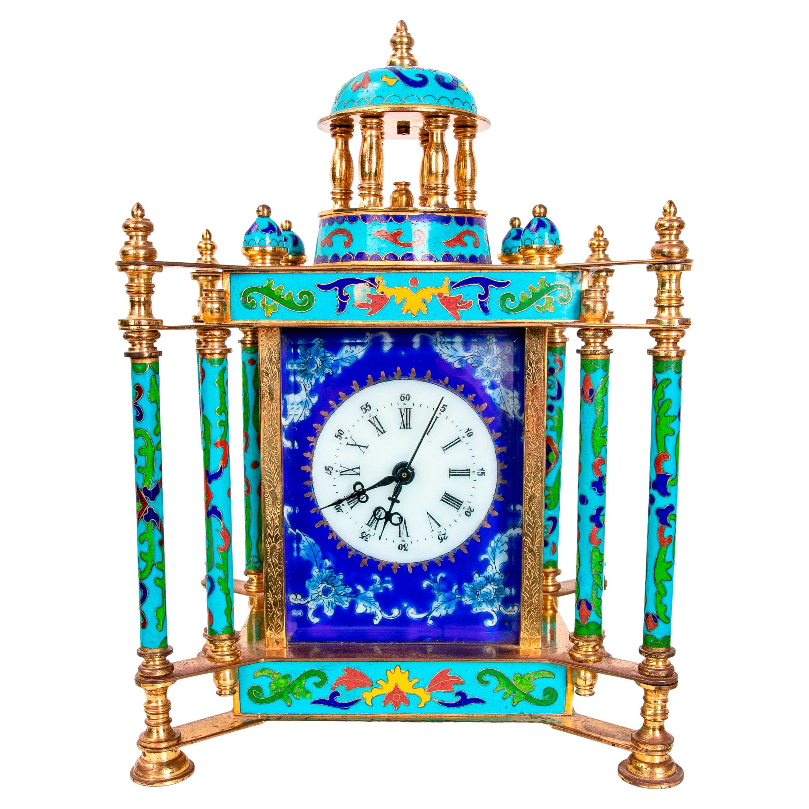 Horloge de table en bronze doré avec décorations en cloisonné et porcelaine