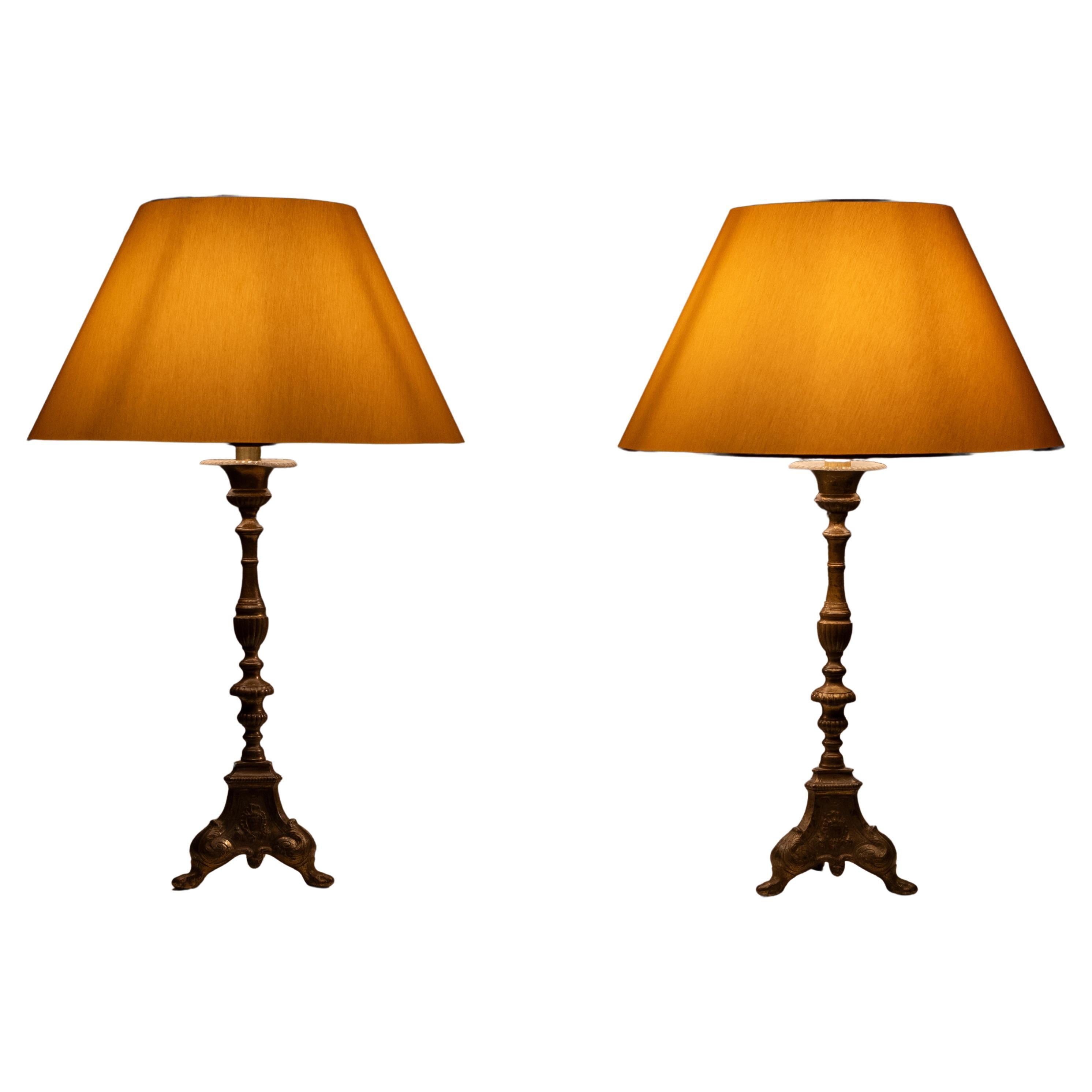 Precioso conjunto de Lámparas de mesa . Convertido de palos de vela de Iglesia .
a Eléctrico . Bronce dorado  . 1880s  
viene con nuevos tonos Naranja Claro.   