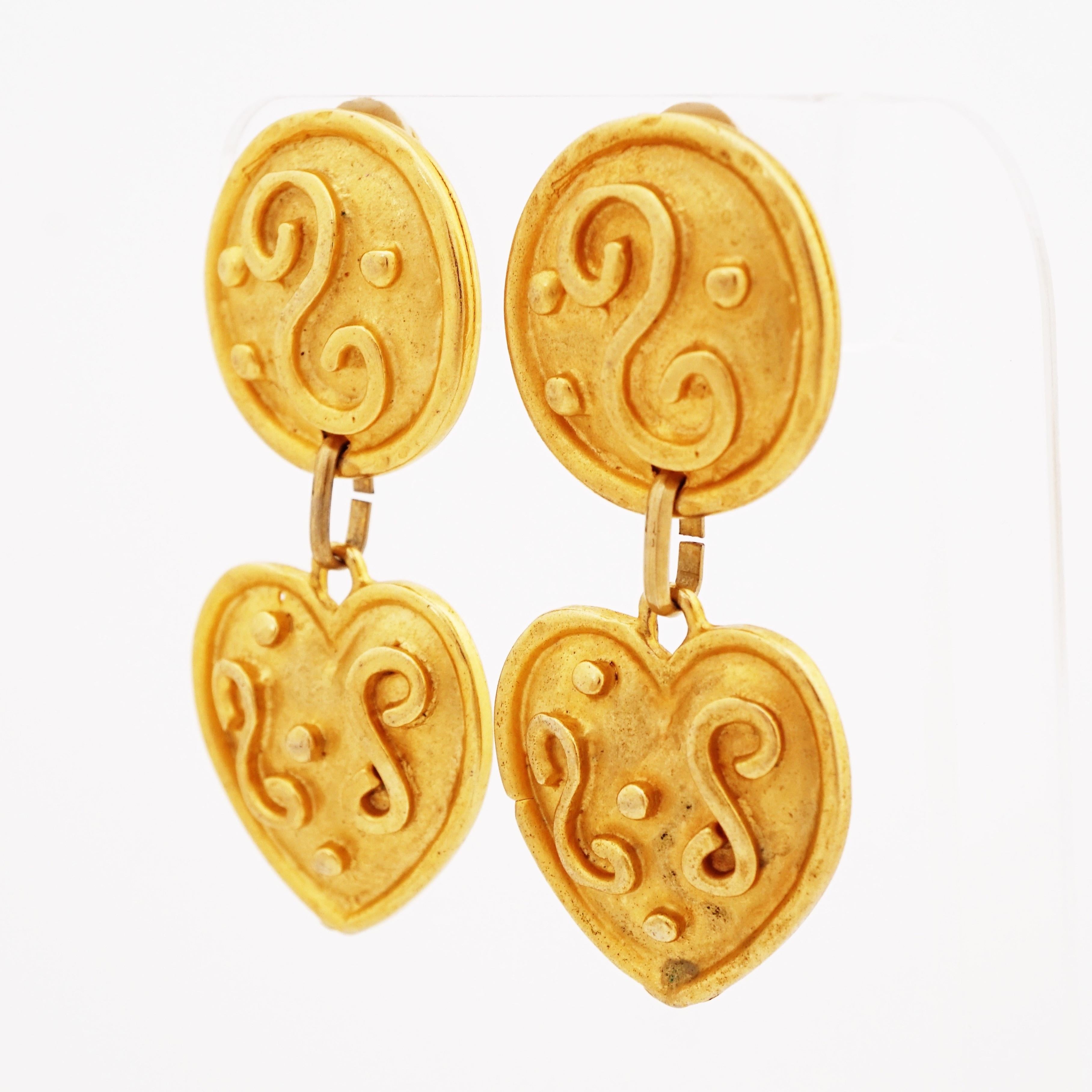Pendants d'oreilles fantaisie en forme de cœur byzantin doré par Edouard Rambaud, années 1990 Bon état - En vente à McKinney, TX