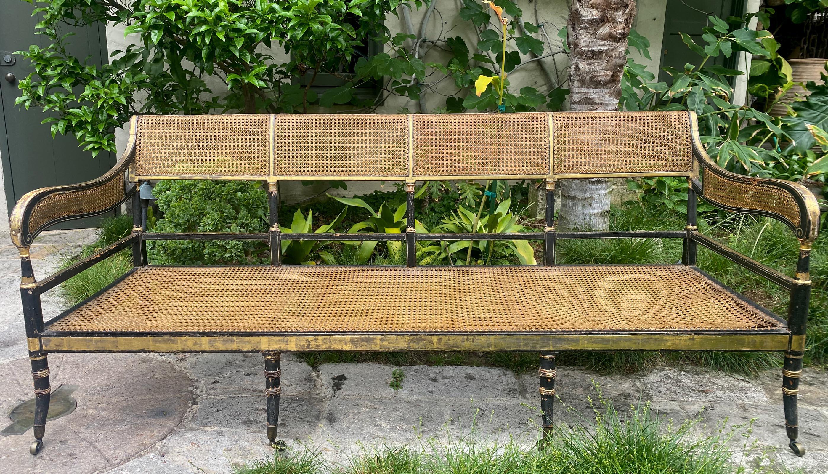Divano inglese Regency in canna dorata C.C. 1810 con cuscino originale in crine di cavallo In condizioni buone in vendita a Los Angeles, CA