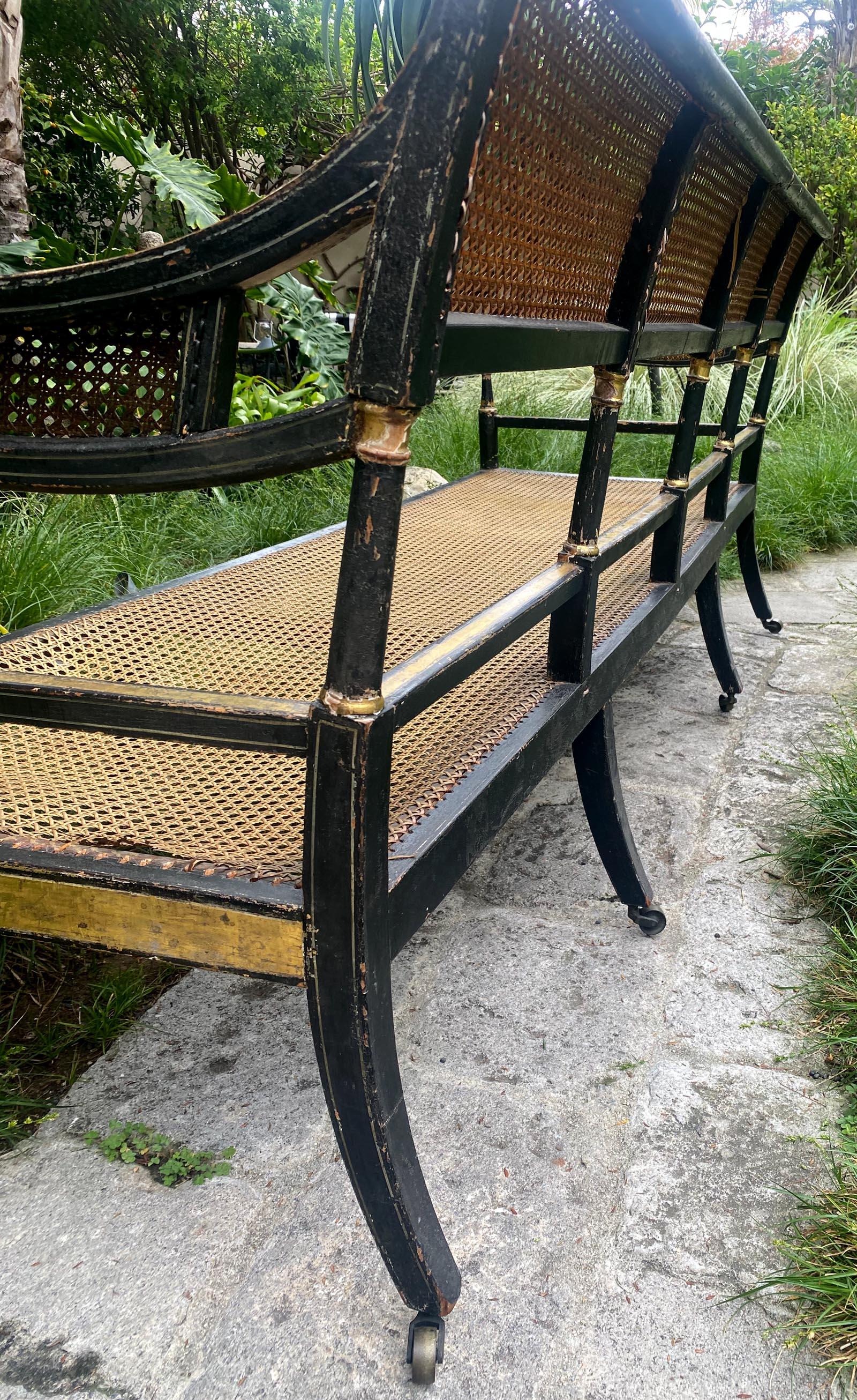 Canna Divano inglese Regency in canna dorata C.C. 1810 con cuscino originale in crine di cavallo in vendita