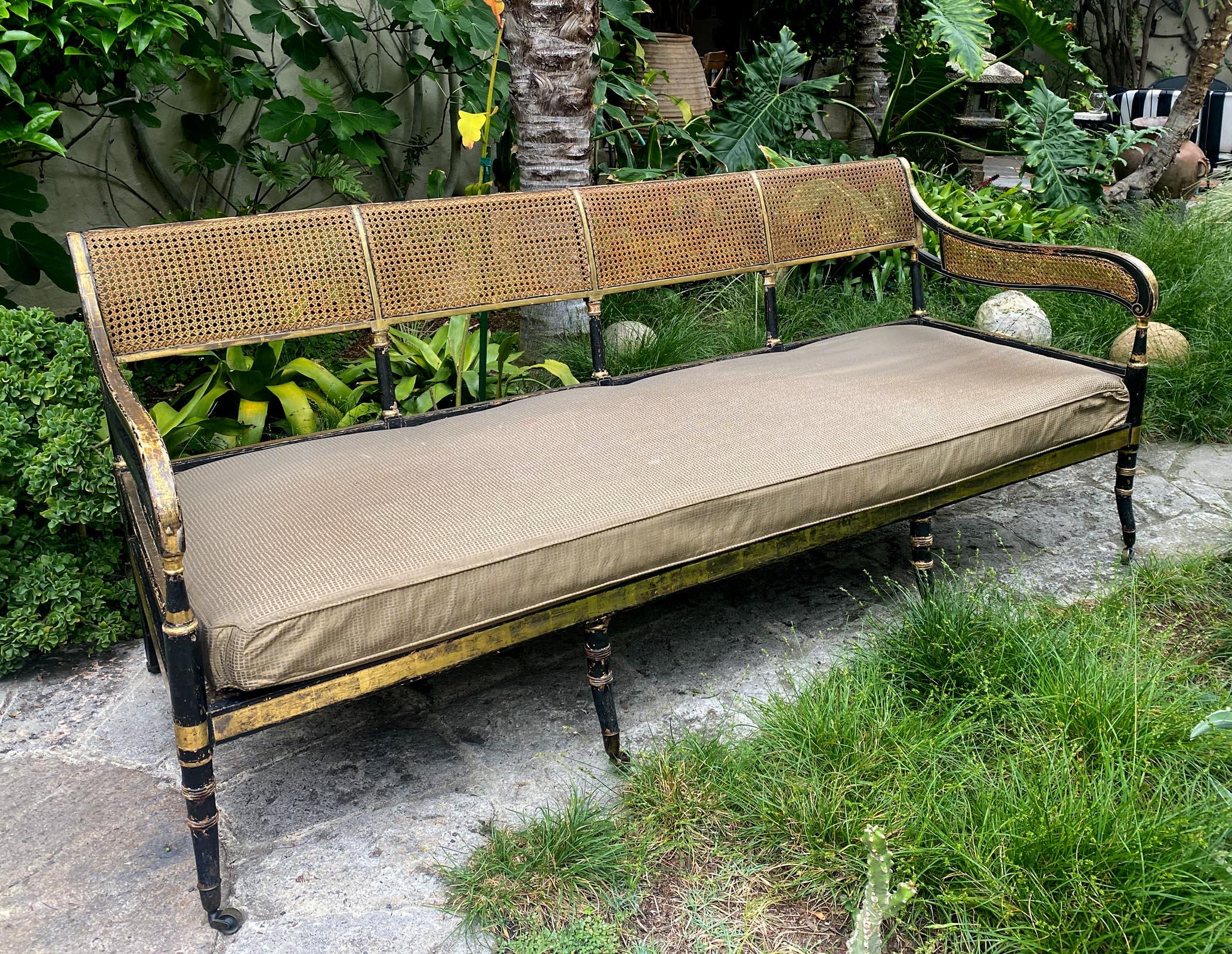 Divano inglese Regency in canna dorata C.C. 1810 con cuscino originale in crine di cavallo in vendita 1