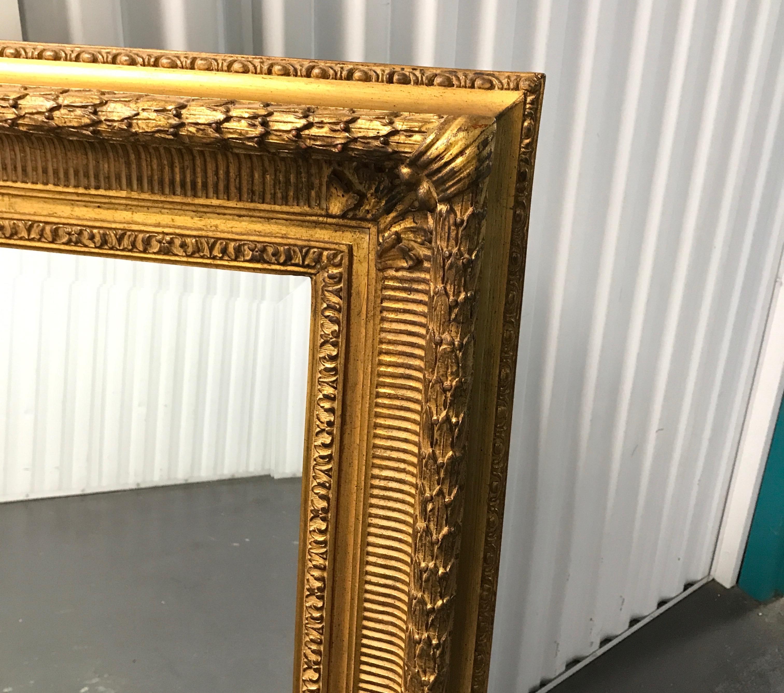 Américain Miroir biseauté de la Guilde des sculpteurs de Londres doré en vente