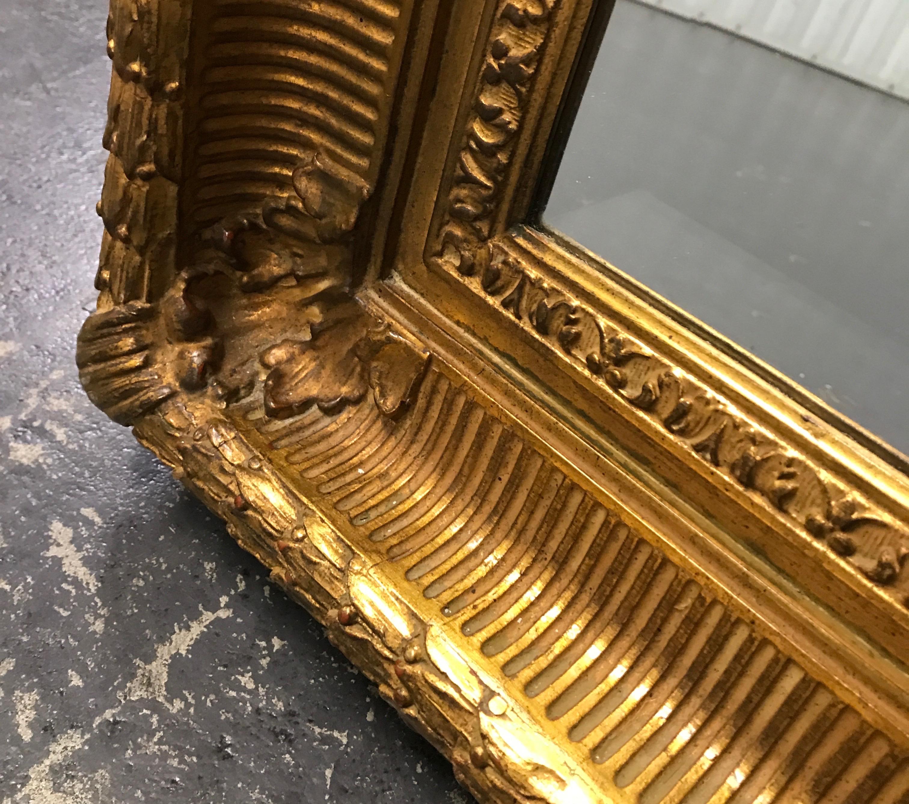 Bois doré Miroir biseauté de la Guilde des sculpteurs de Londres doré en vente