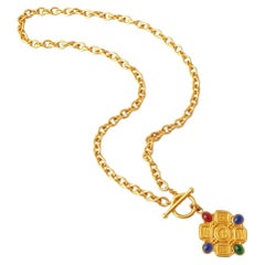 Collar de cadena dorada con colgante de estilo etrusco de Carolee, años 80