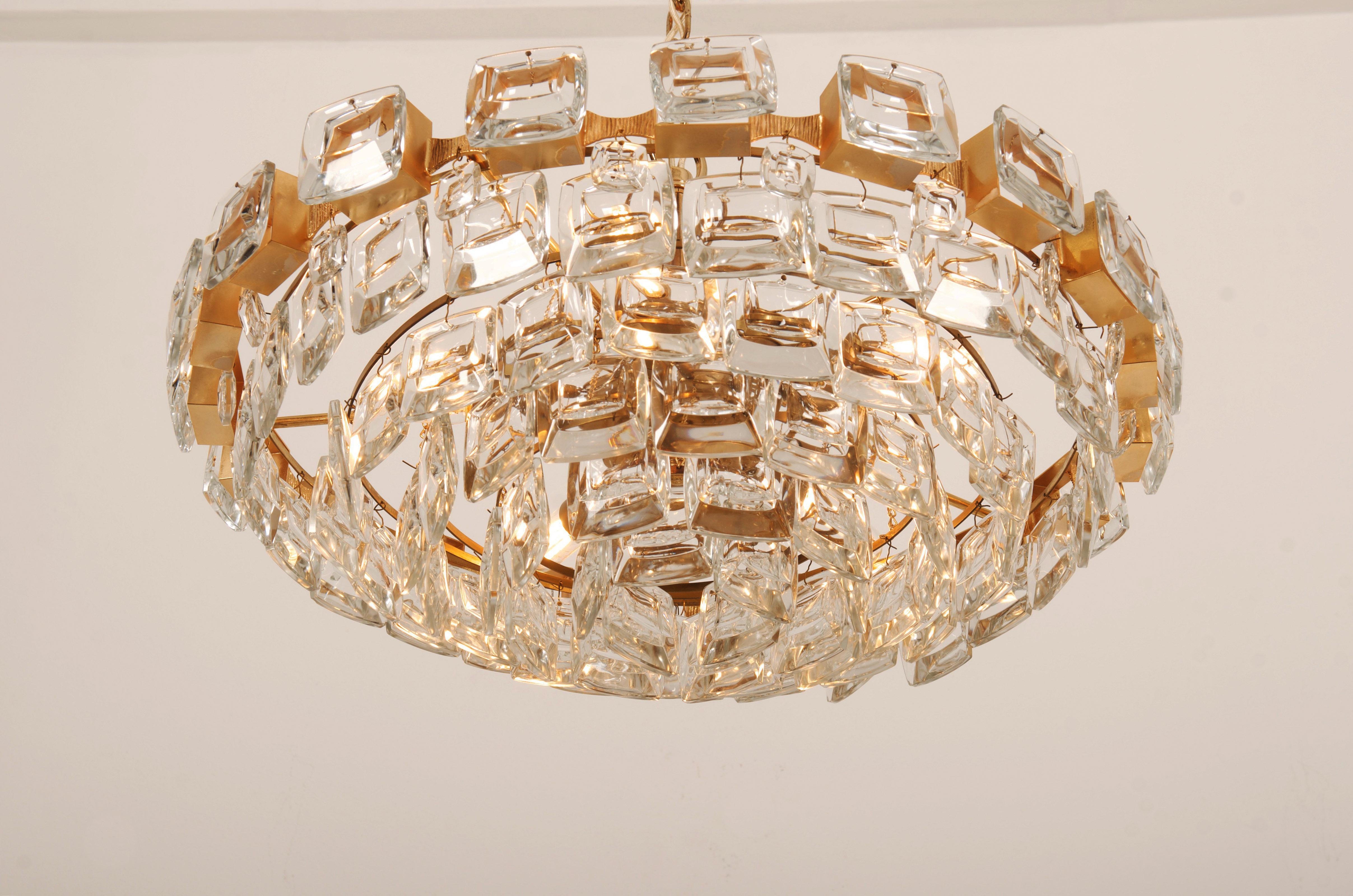 Mid-Century moderno Lampadario dorato di Palwa in vendita