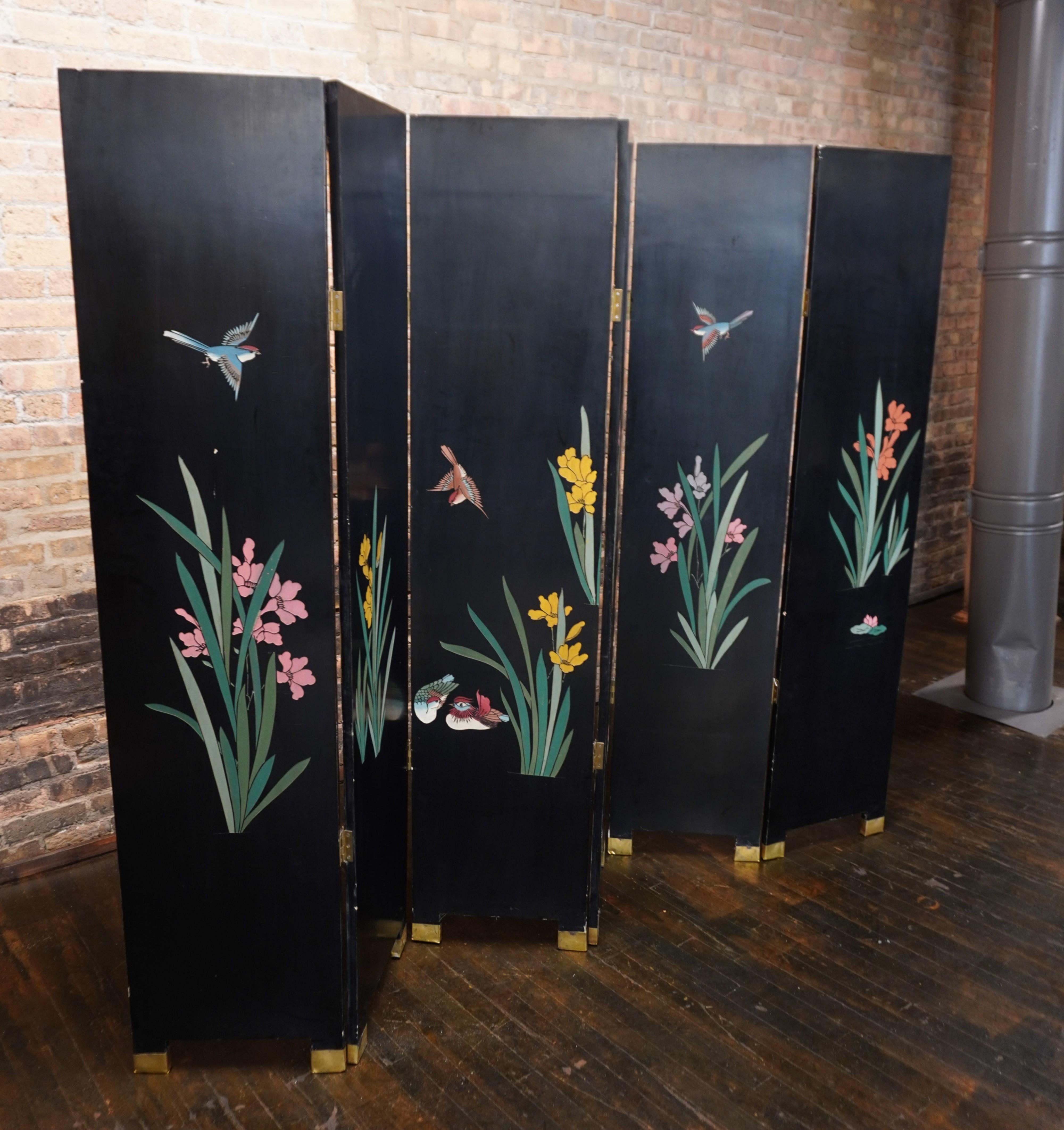 Paravent chinois doré à six panneaux ou séparateur de pièce avec motifs floraux et de volières en vente 3