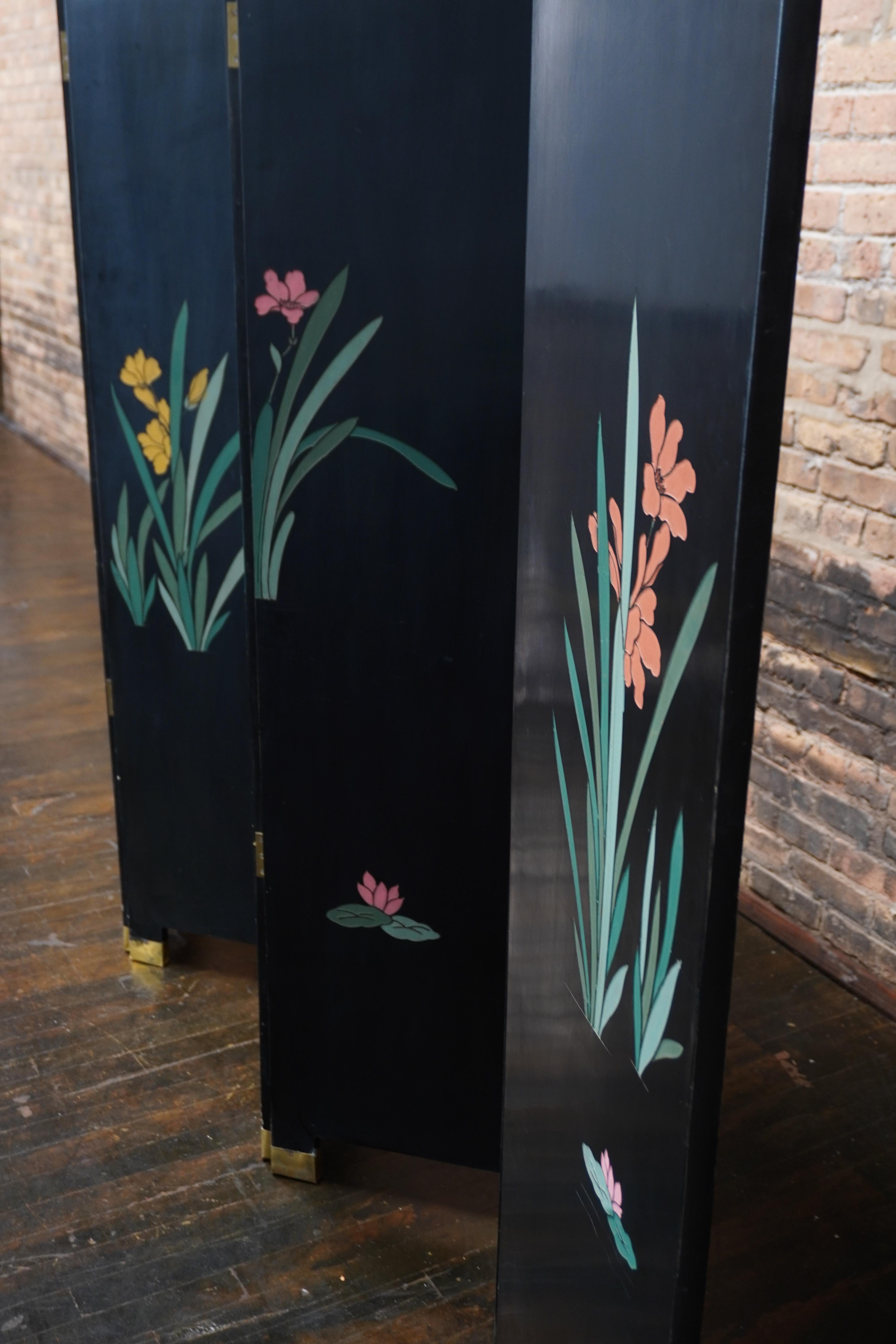 Paravent chinois doré à six panneaux ou séparateur de pièce avec motifs floraux et de volières en vente 4