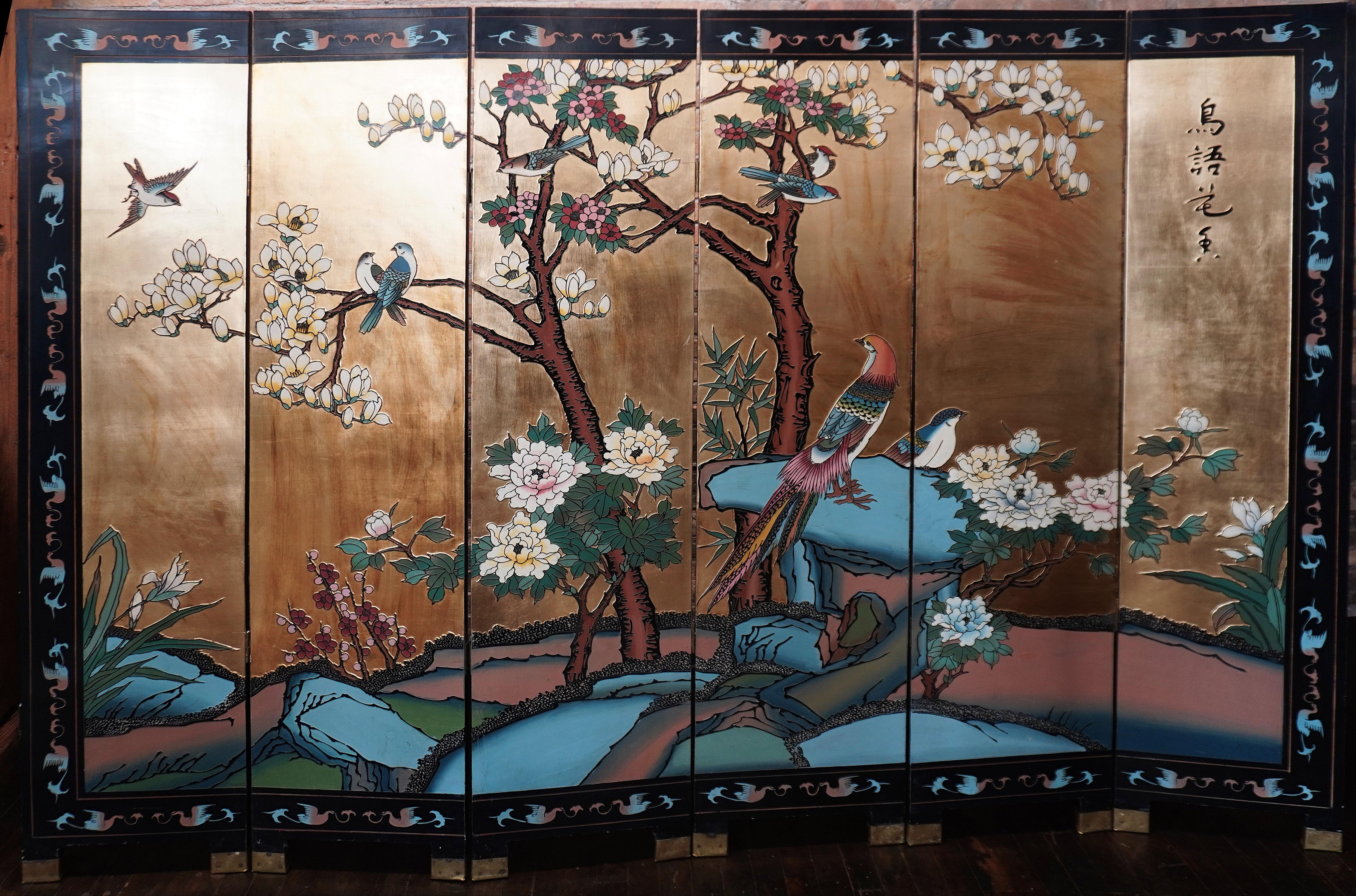 Magnifique paravent chinois doré à six panneaux (ou séparateur de pièce) avec des détails en laiton aux pieds.

L'écran est peint des deux côtés.  La face dorée est décorée de manière élaborée.  Il représente des oiseaux en vol et au repos dans les