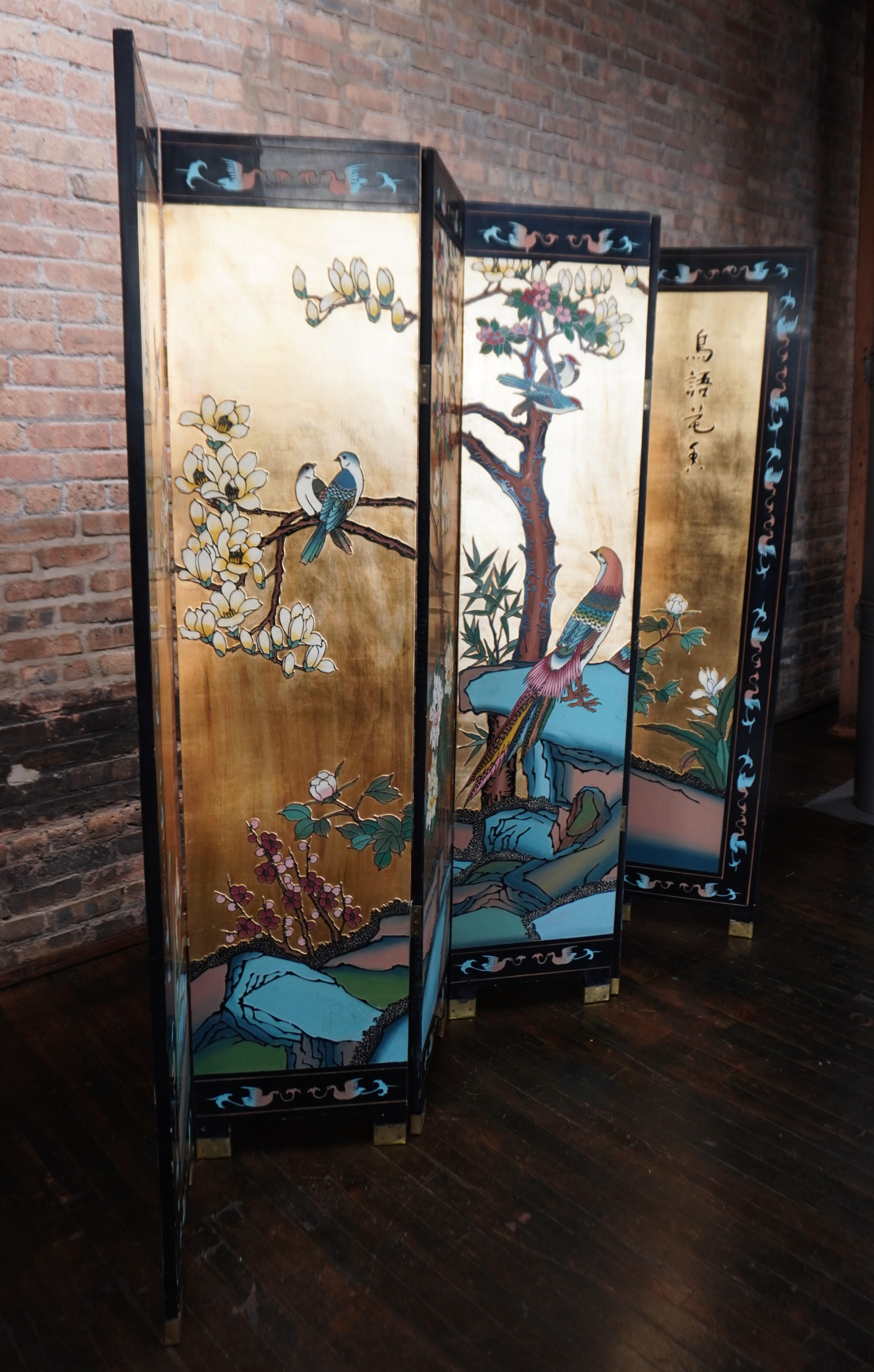 Exportation chinoise Paravent chinois doré à six panneaux ou séparateur de pièce avec motifs floraux et de volières en vente