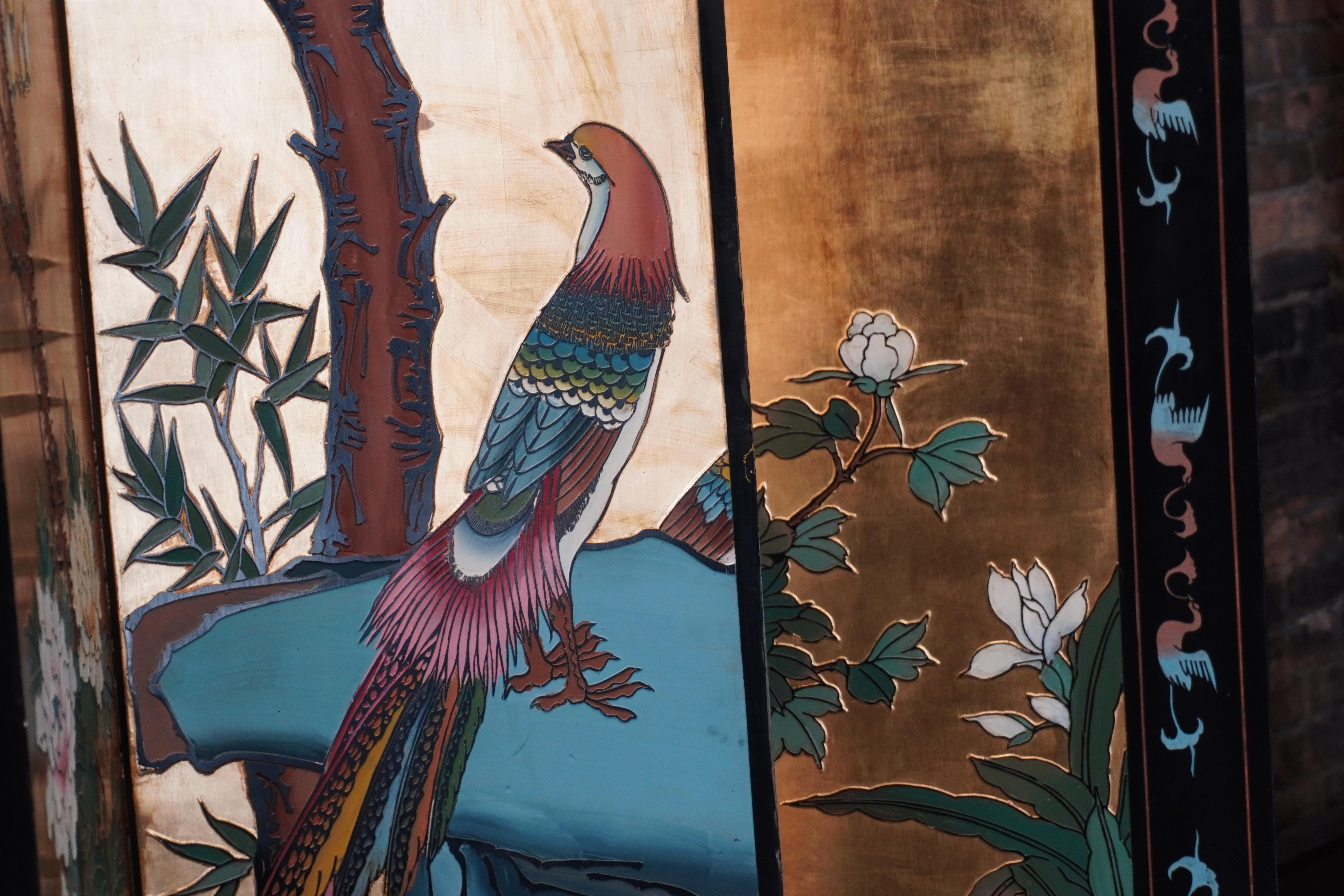 Chinois Paravent chinois doré à six panneaux ou séparateur de pièce avec motifs floraux et de volières en vente