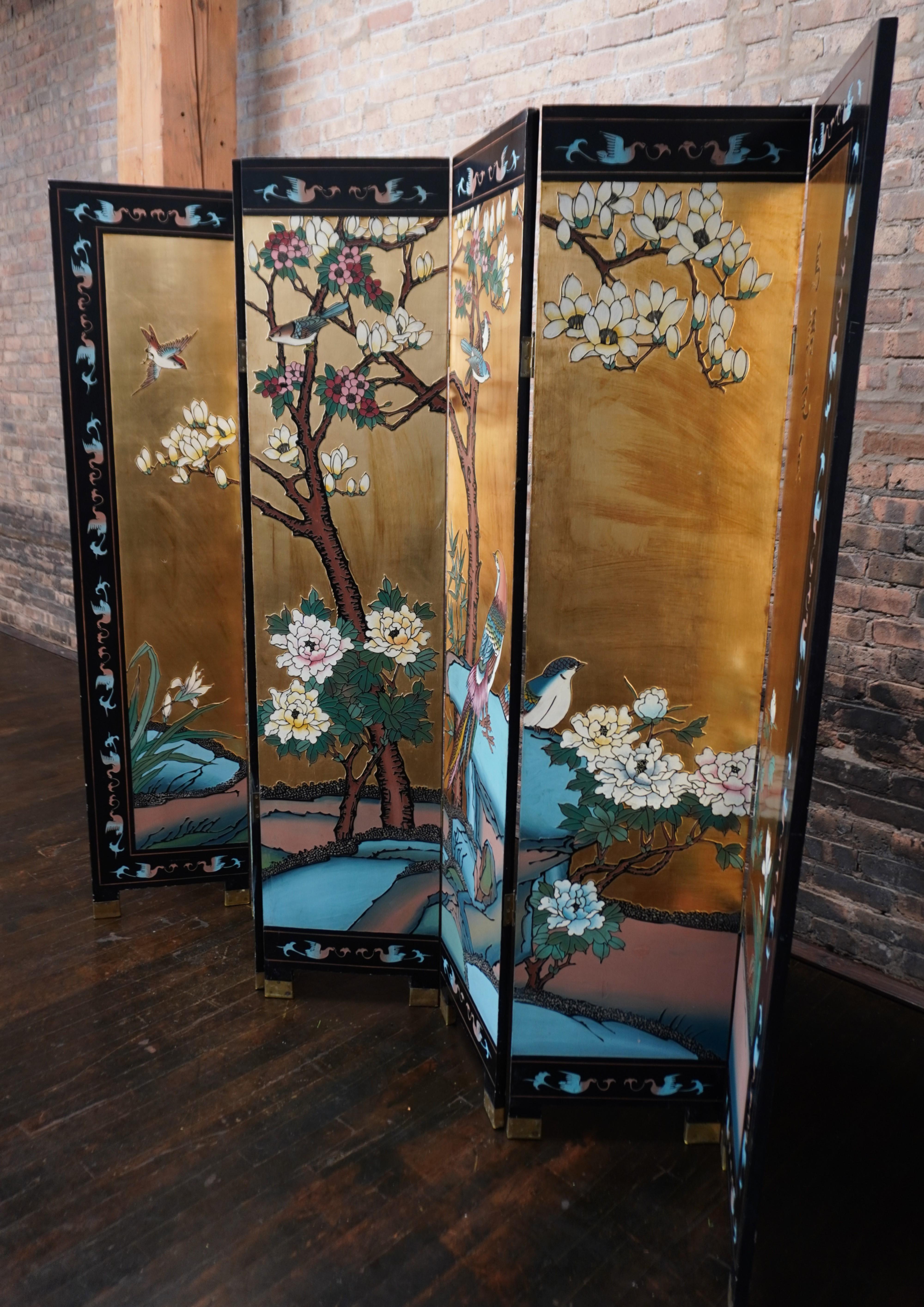 Paravent chinois doré à six panneaux ou séparateur de pièce avec motifs floraux et de volières Bon état - En vente à Chicago, IL