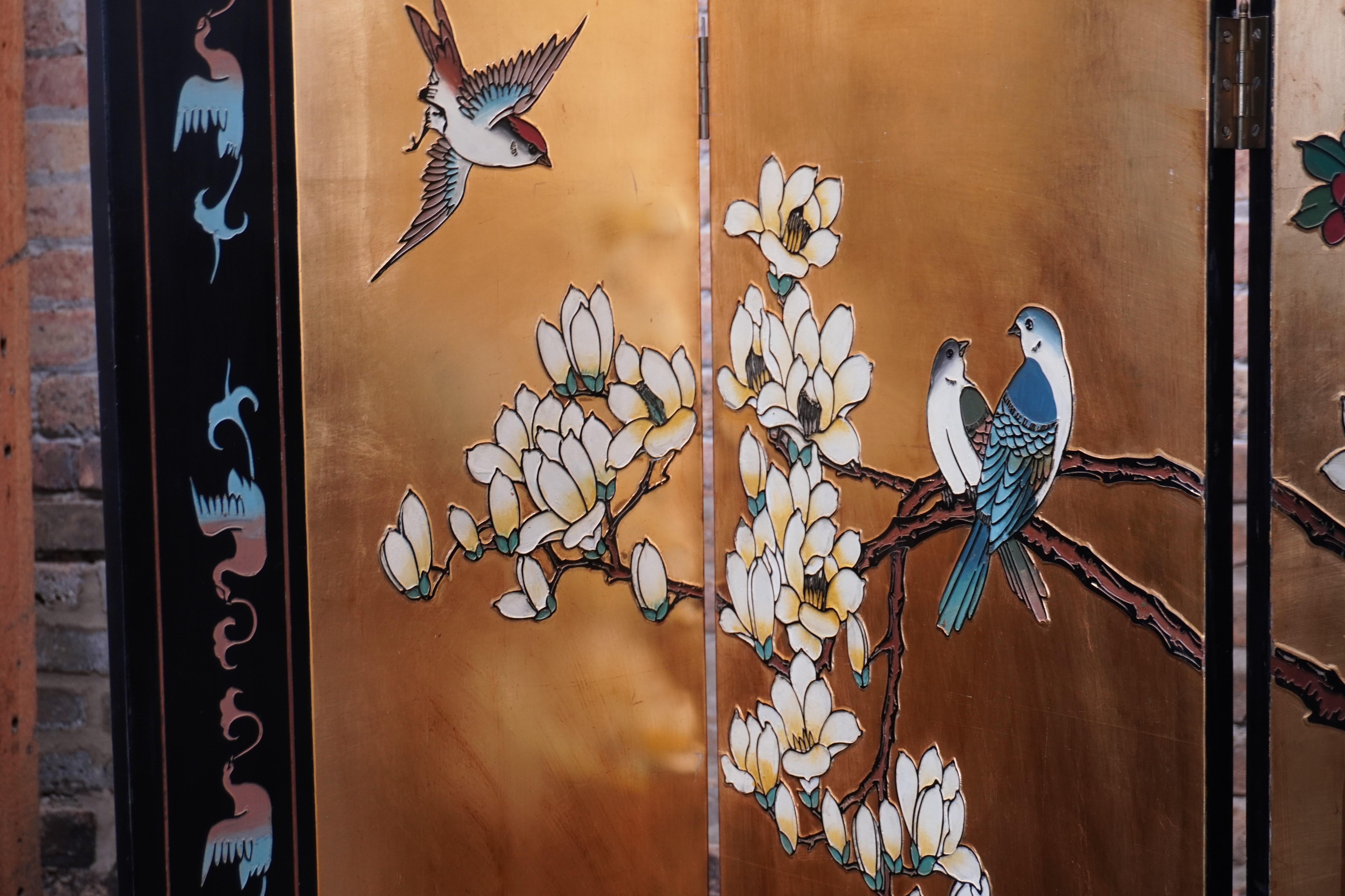 Fin du 20e siècle Paravent chinois doré à six panneaux ou séparateur de pièce avec motifs floraux et de volières en vente