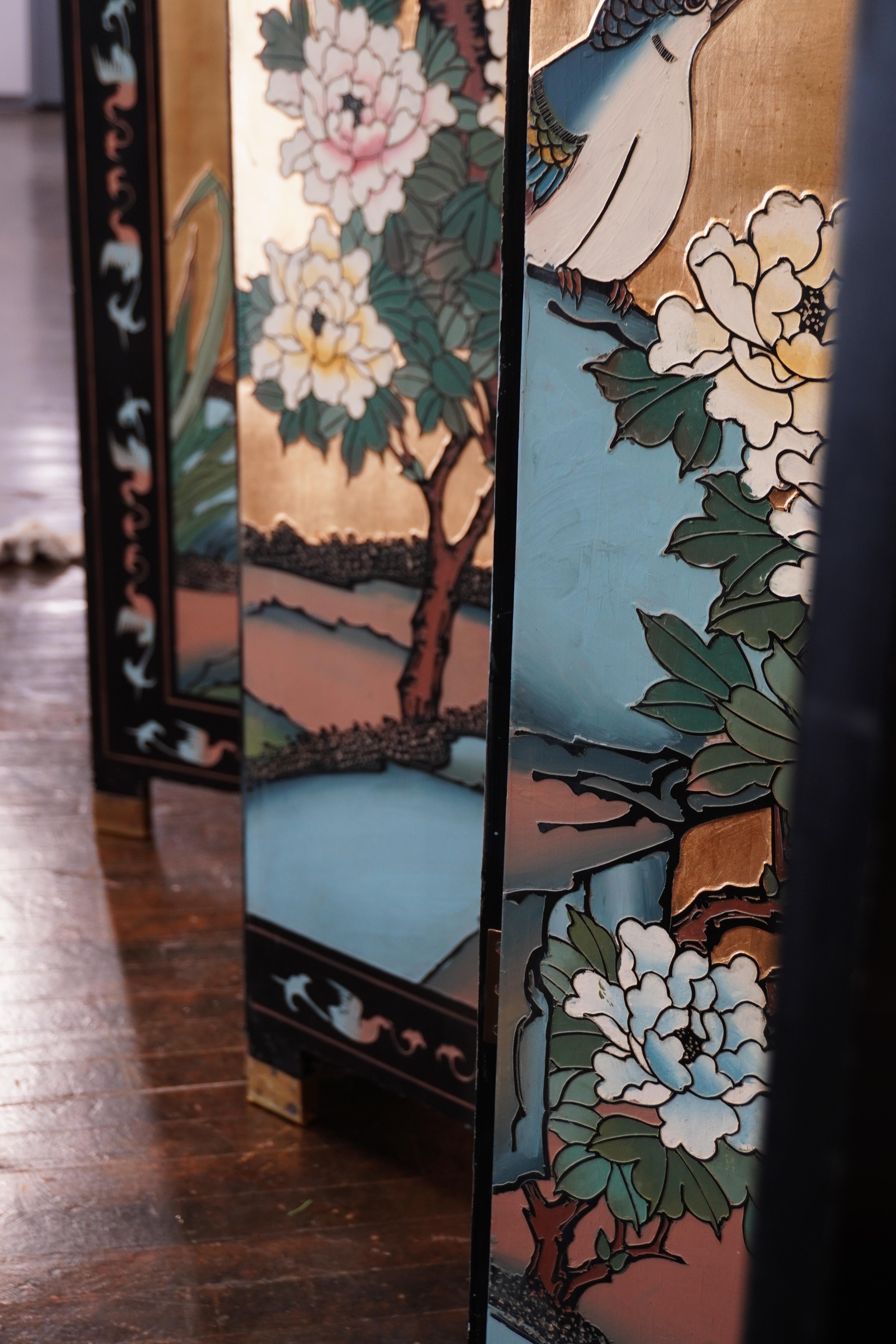 Paravent chinois doré à six panneaux ou séparateur de pièce avec motifs floraux et de volières en vente 1
