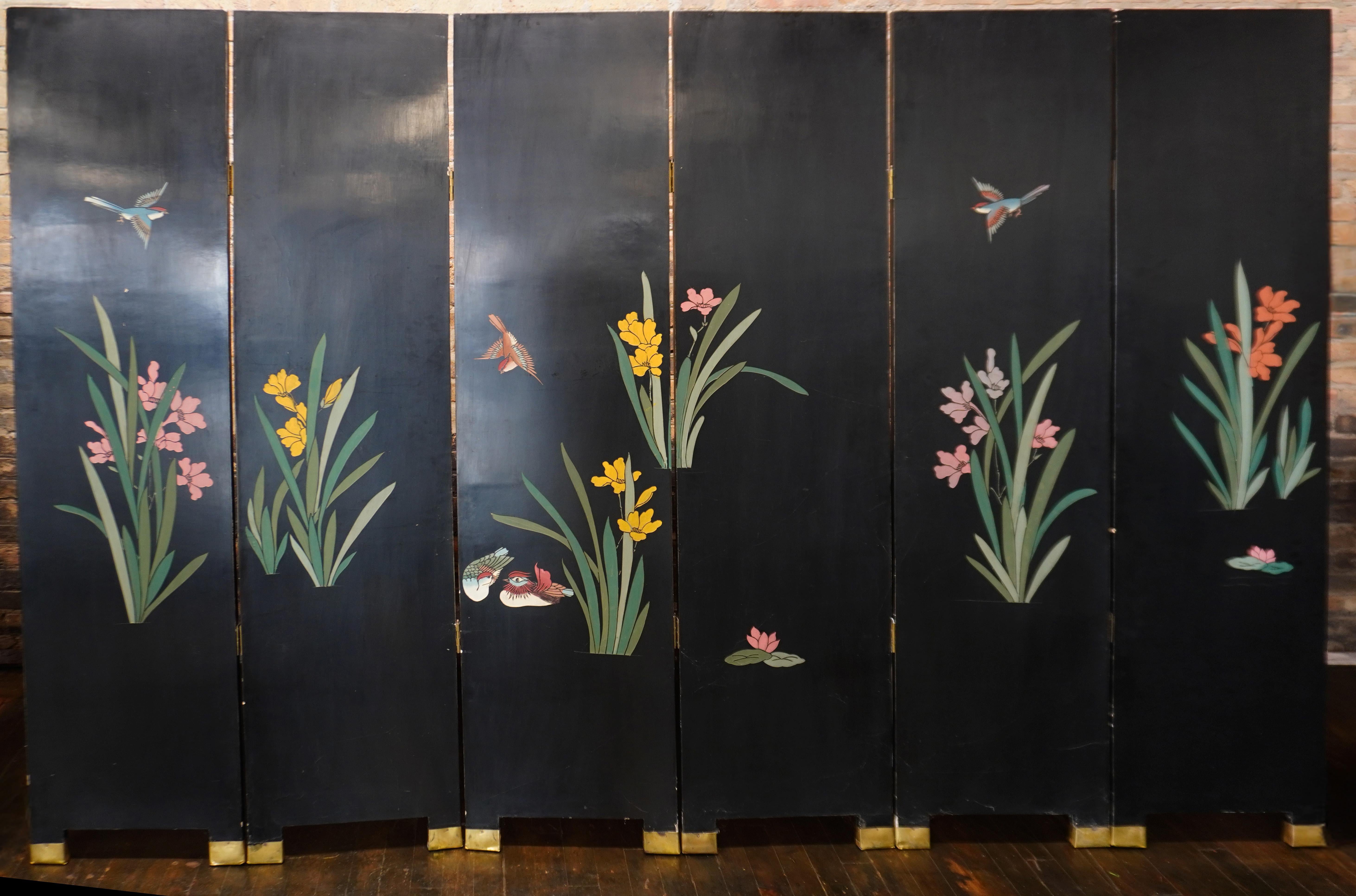 Paravent chinois doré à six panneaux ou séparateur de pièce avec motifs floraux et de volières en vente 2