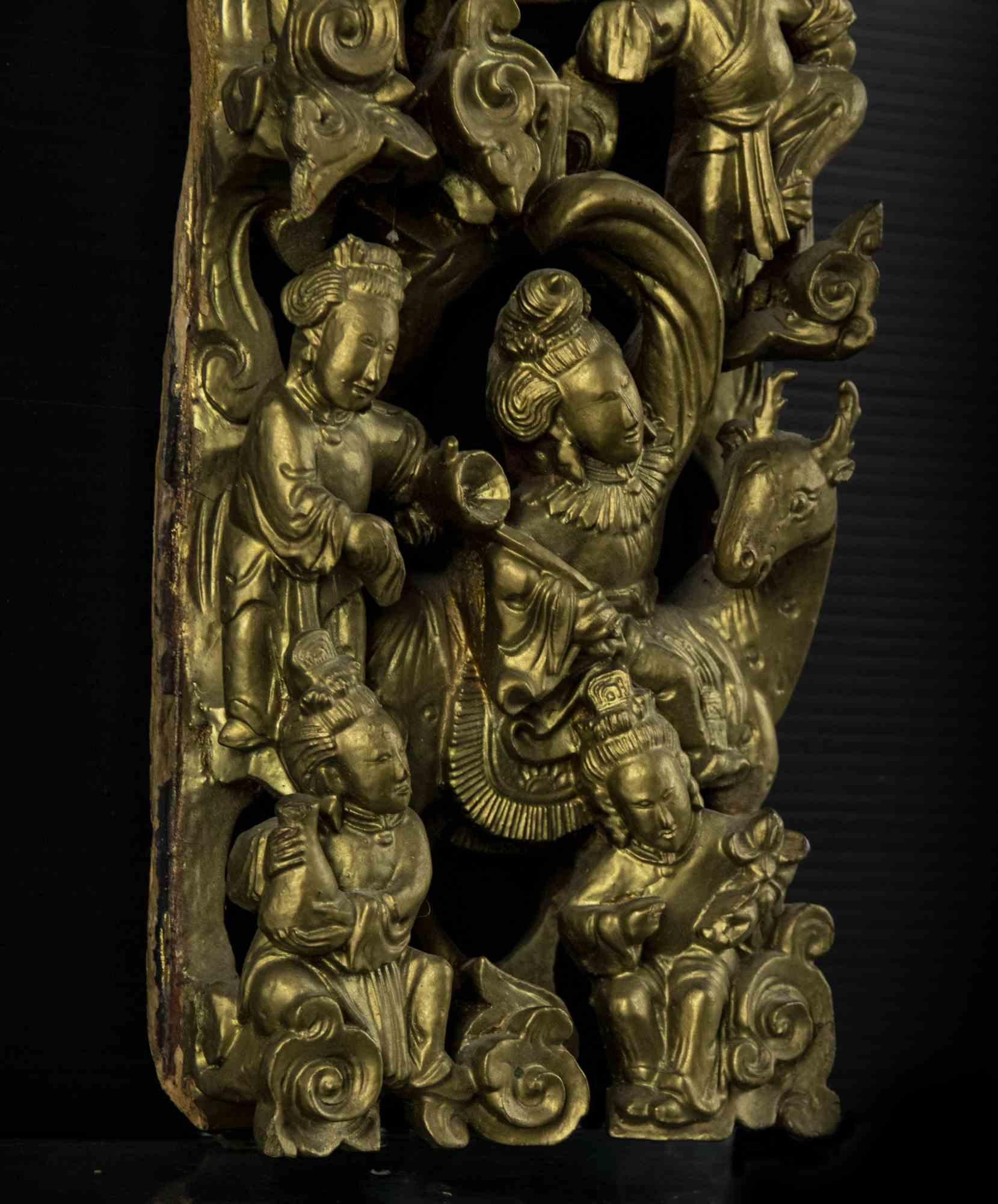 Gilded Chinese wood decoration is an original modern object realized in the mid-20th century.

Original gilded wood.

Made in Italy.

Beautiful object realized in chiseled wood; the surface is realized with golden painting. There are several