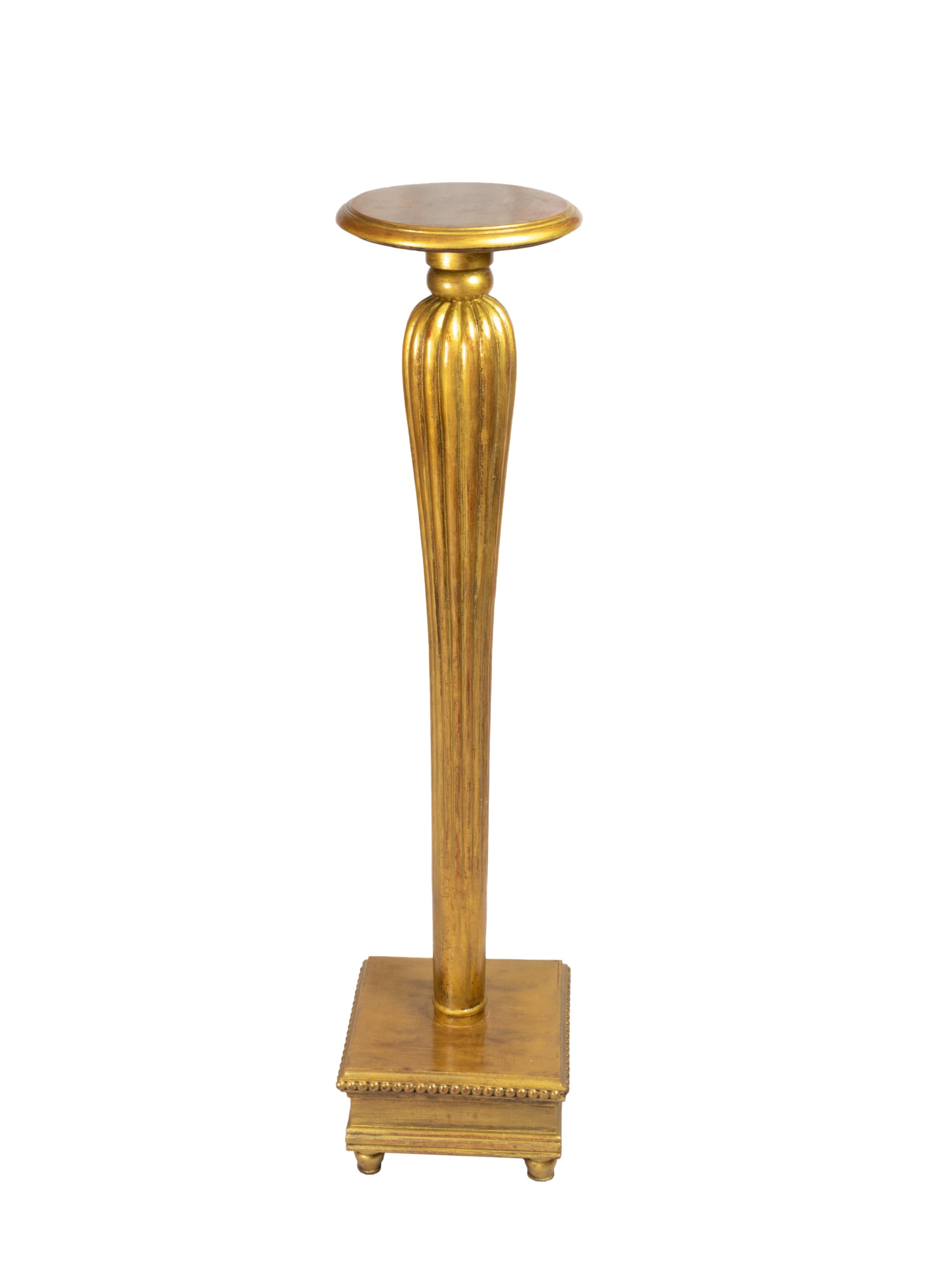 Cette exquise colonne en bois sculptée à la main, ornée de feuilles d'or étincelantes, respire l'élégance et la grandeur intemporelles. D'une hauteur impressionnante de 111,5 cm, la colonne présente une silhouette raffinée avec un diamètre de 26 cm