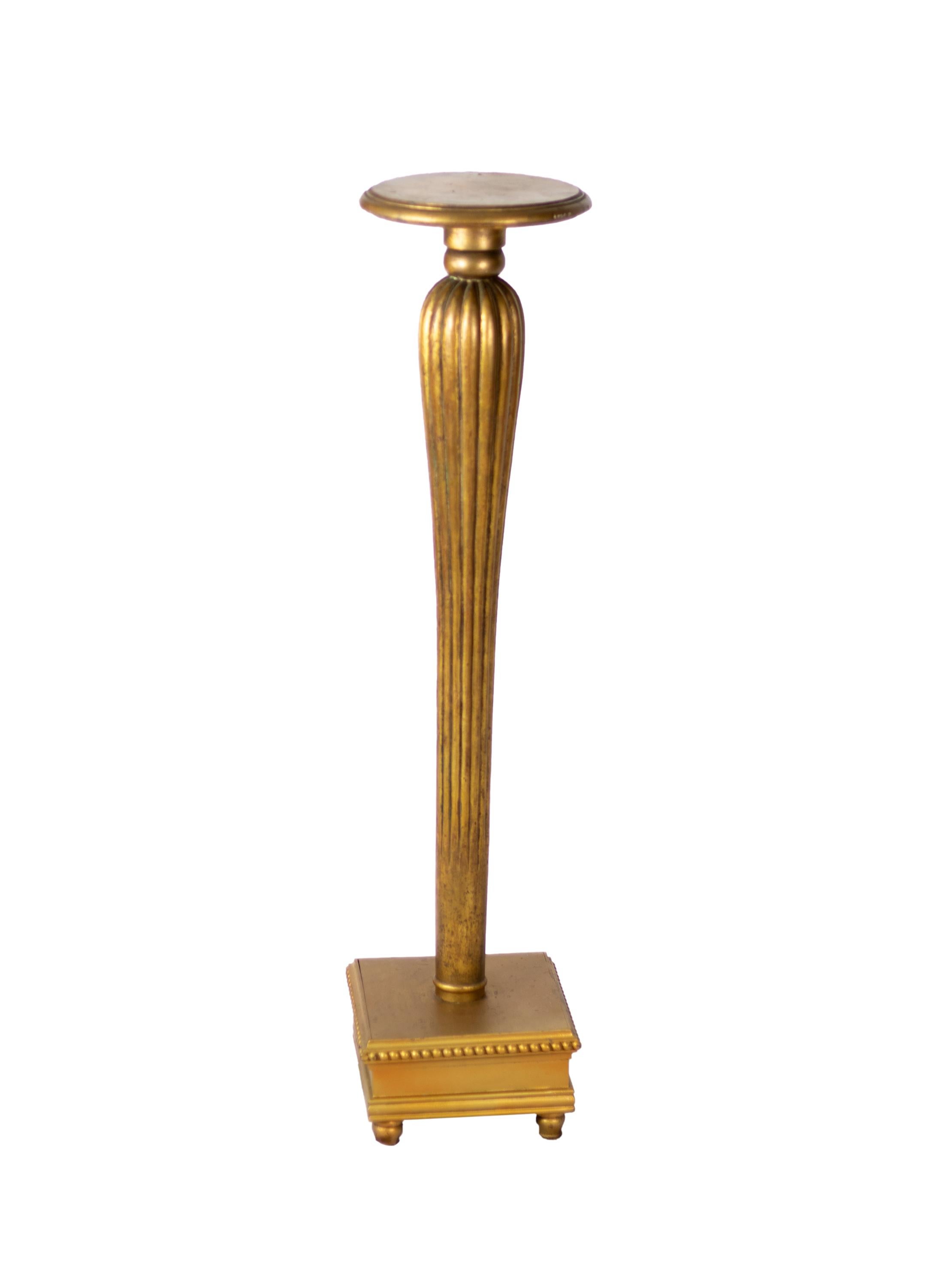 Questa raffinata colonna in legno intagliato a mano, ornata da una scintillante foglia d'oro, emana un'eleganza e una grandezza senza tempo. 
Alta ben 43,9 pollici (111,5 cm), la colonna presenta una Silhouette raffinata con un diametro di 10,2