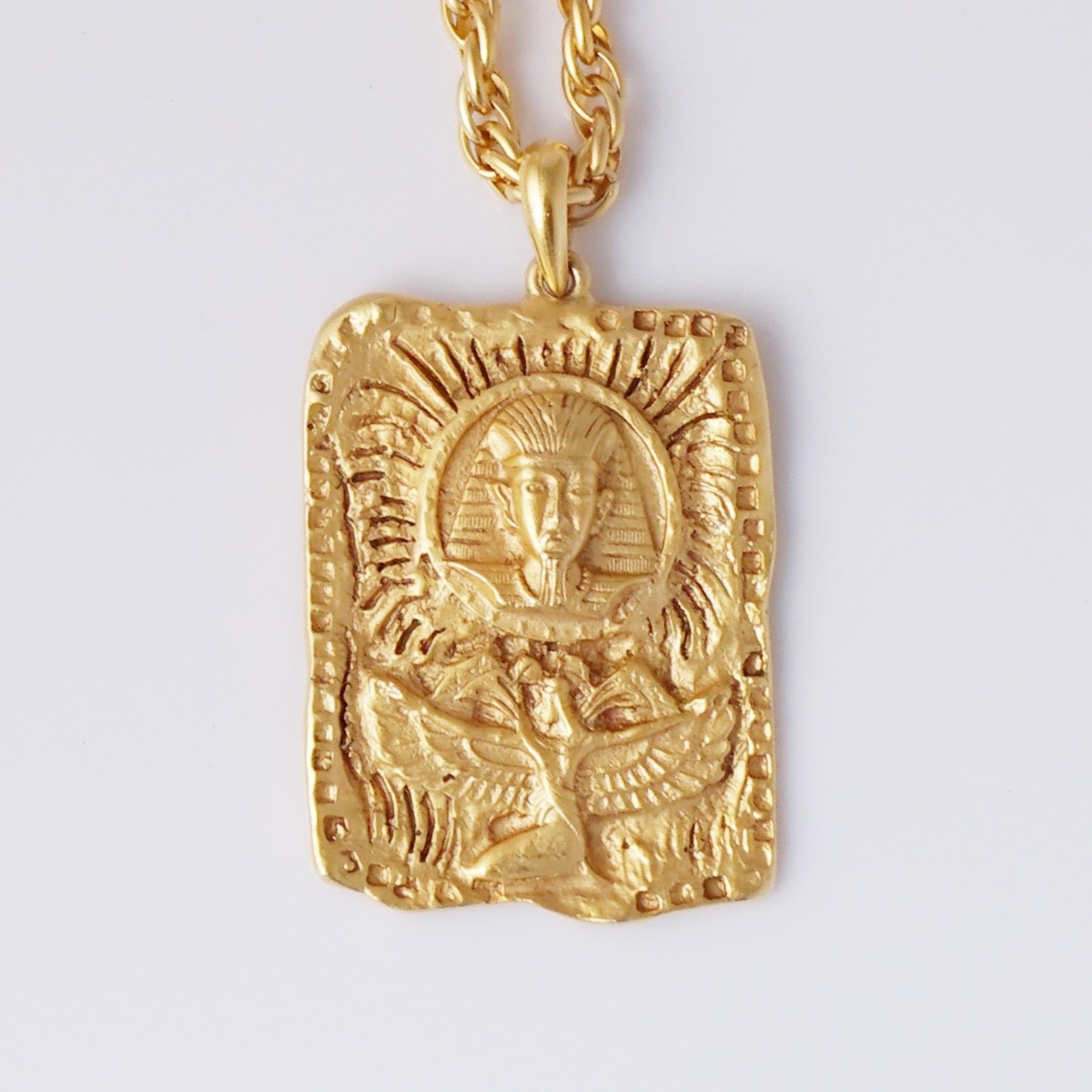Moderno Collana con ciondolo egiziano dorato, anni '80 in vendita