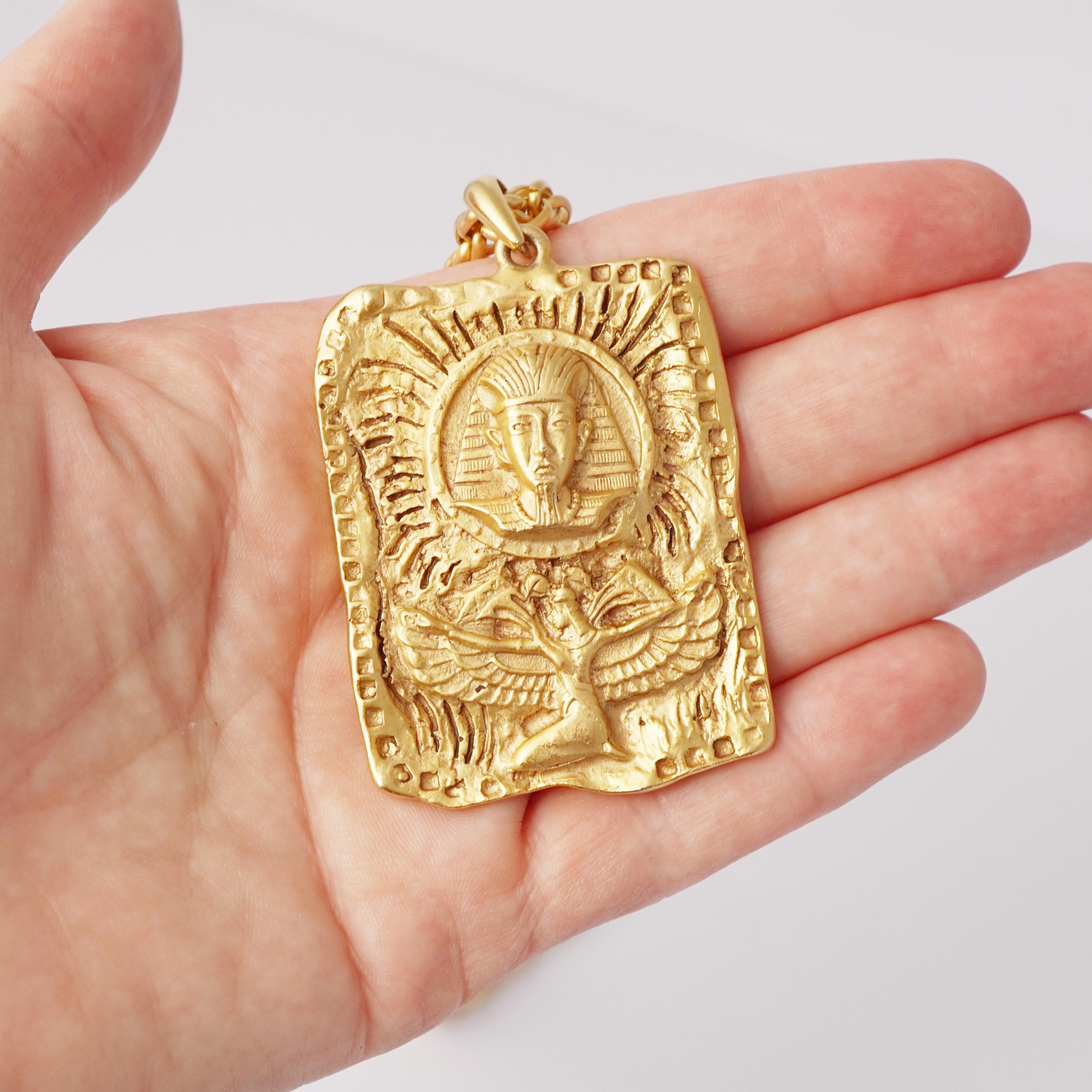 Collana con ciondolo egiziano dorato, anni '80 in vendita 1