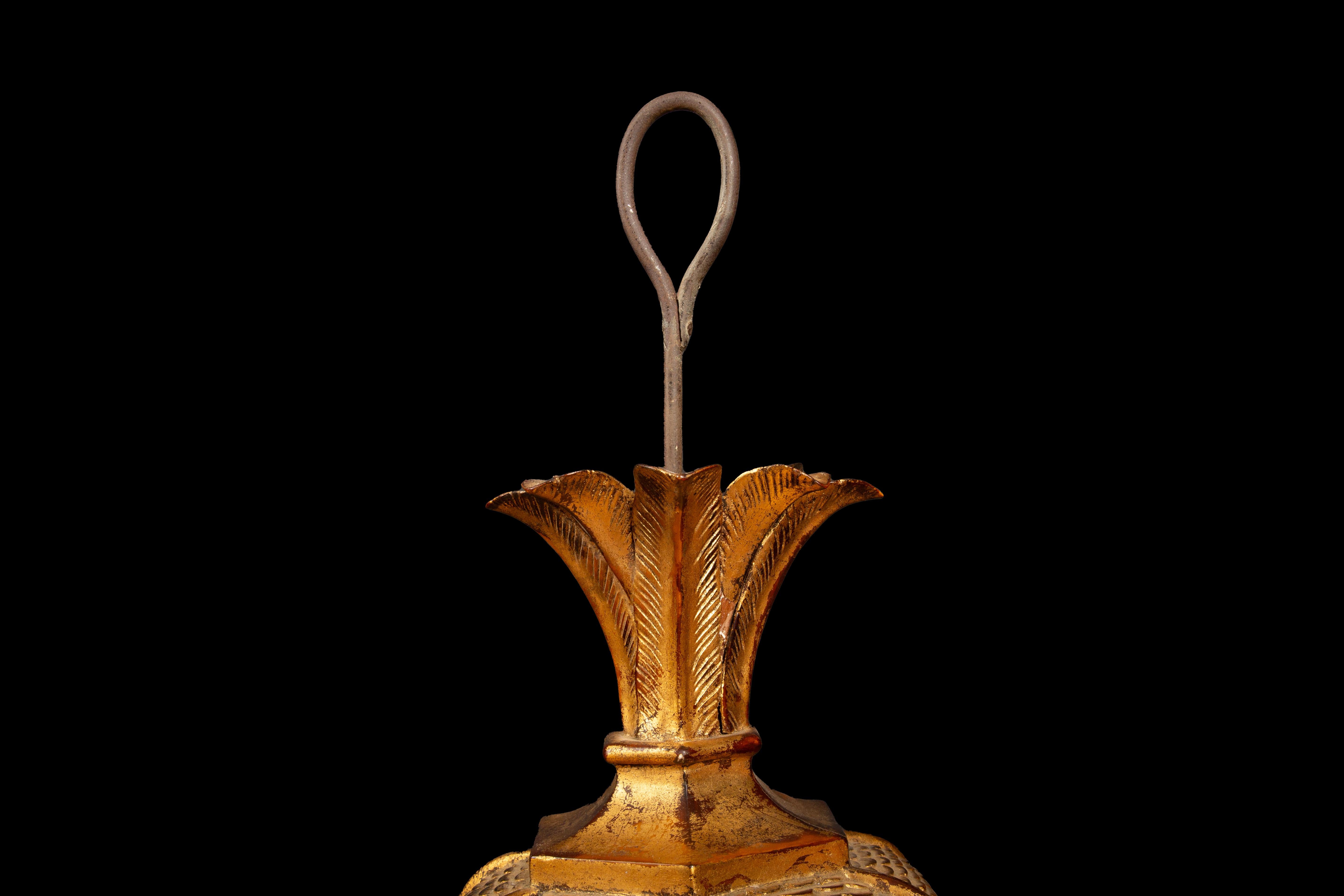 Gilded Elegance: 19th Century Venetian Lantern In Good Condition For Sale In New York, NY