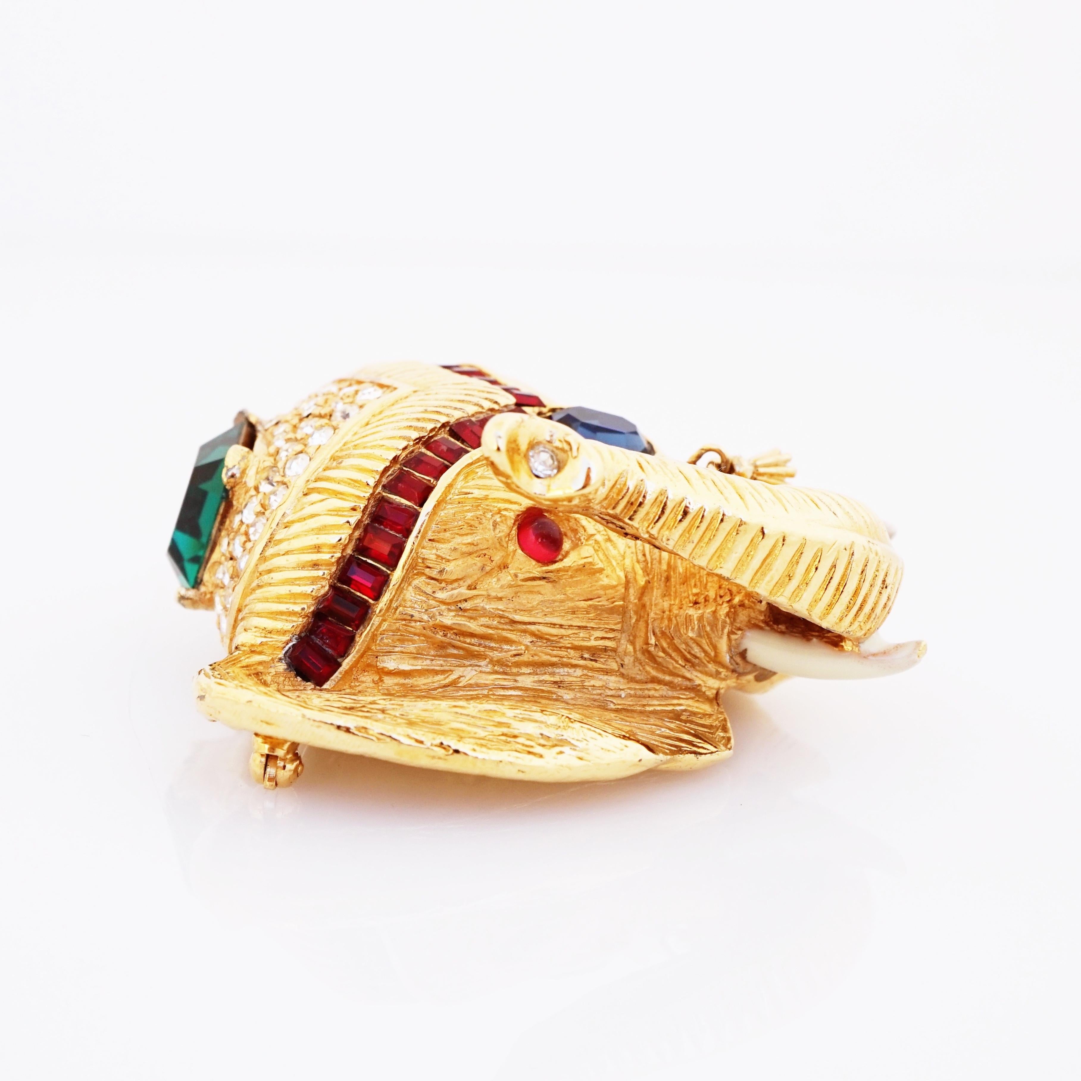 Moderne Broche tête d'éléphant dorée avec bijoux moghols par Ciner, années 1960 en vente