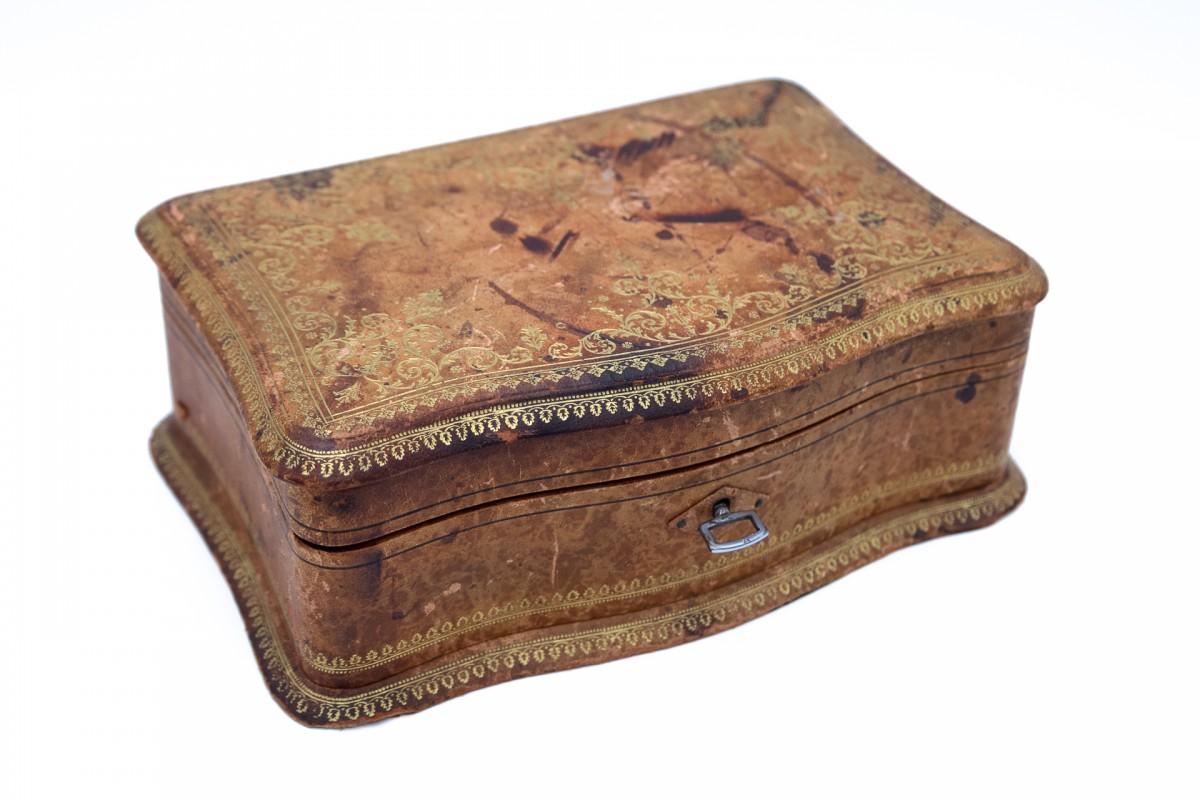 Beautiful antique leather box for jewels. 
Contains removable tray with 2 compartments 
Made of leather with gilded embossed decorative pattern 
Origin : France, early XX century 
Seen signes of time 